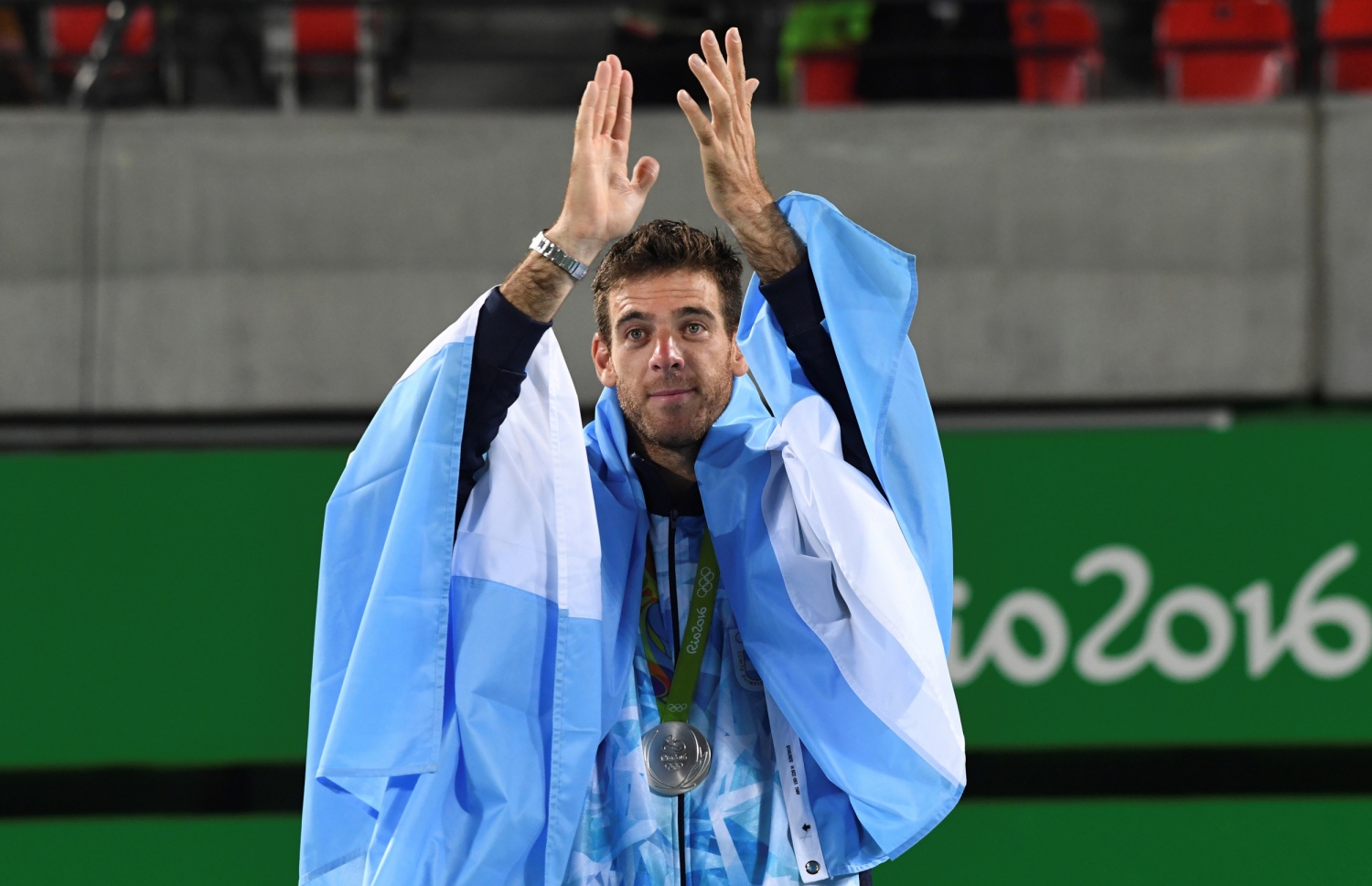 ރިހި މެޑަލް ހޯދުމަށް ފަހު ޑެލް ޕޮޓްރޯ އޭނާގެ ސަޕޯޓަރުންނަށް ޝުކުރު އަދާކުރަނީ.-- ފޮޓޯ: އޭއެފްޕީ