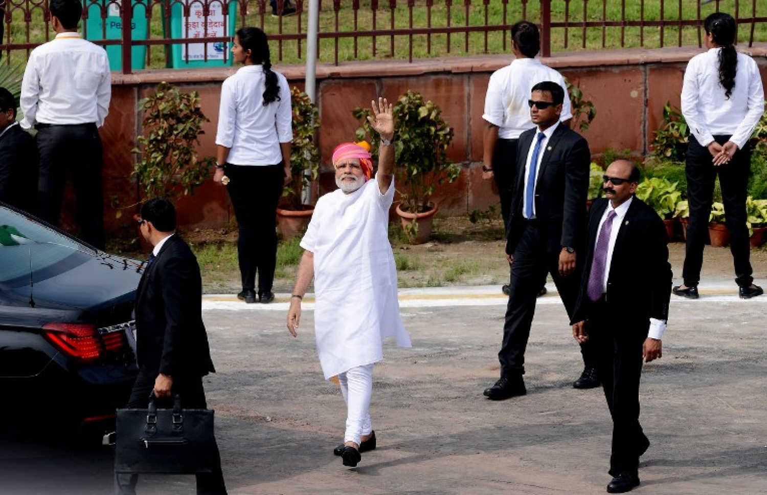 މިނިވަން ދުވަހުގެ ތަގްރީރު ދެއްވުމަށް ފަހު ބޮޑު ވަޒީރު މޯދީ ރެޑް ފޯޓުން ވަޑައިގަތުމުގެ ކުރިން އާއްމުންނަށް އަތުން އިޝާރާތް ކުރައްވަނީ. --ފޮޓޯ:އޭއެފްޕީ