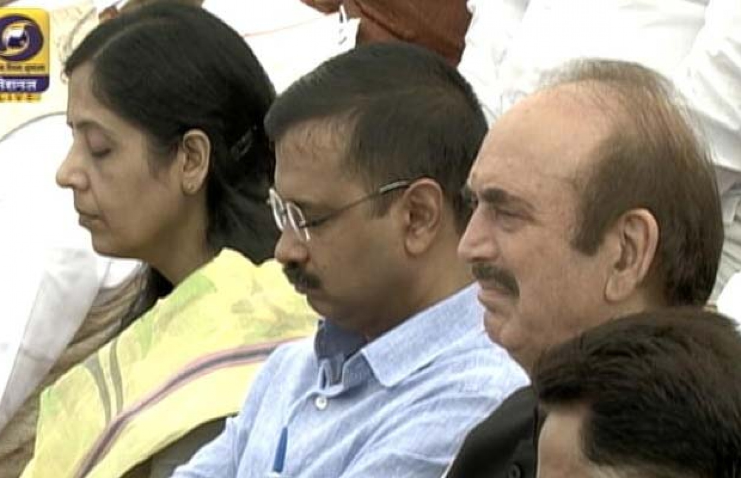 އިންޑިއާގެ މިނިވަން ދުވަހުގެ ރަސްމިއްޔާތުގައި ބޮޑު ވަޒީރު މޯދީ ތަގްރީރު ދެއްވަމުން ދިޔަ އިރު ދިއްލީގެ ޗީފް މިނިސްޓަރު ކެޖްރިވާލް (މ) ތާއްޔާ ޖެހިޖެހި.