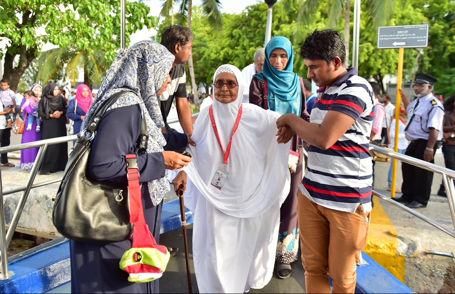 އުމުރުން ދުވަސްވީ ހައްޖާޖީއަކު މިދިޔަ ހޯމަދުވަހު އެއާޕޯޓަށް ދާން، އާއިލާގެ ބައެއްގެ އެހީއާ އެކު ފެރީ އަށް އަރަނީ: ހައްޖު ކޯޕަރޭޝަންގެ ހަވާލުގައި 1000 މީހުން ހައްޖަށް ދާނެ.-- ފޮޓޯ: މުހައްމަދު ޝަރުހާން/ މިހާރު