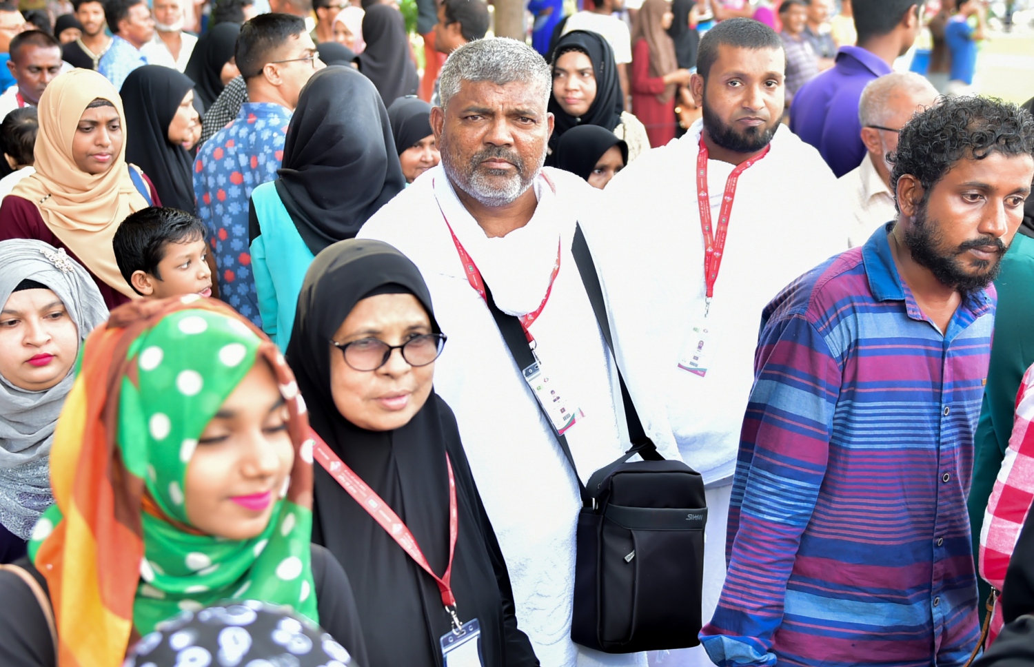 ހައްޖާޖީންތަކެއް މިދިޔަ ހޯމަދުވަހު ޖުމްހޫރީ މައިދާނުގައި: ހައްޖާޖީން އެއާޕޯޓަށް ދިއުމުގެ އިންތިޒާމް ސަރުކާރުން ވަނީ ހަމަޖައްސާފައި .-- ފޮޓޯ: މުހައްމަދު ޝަރުހާން/ މިހާރު