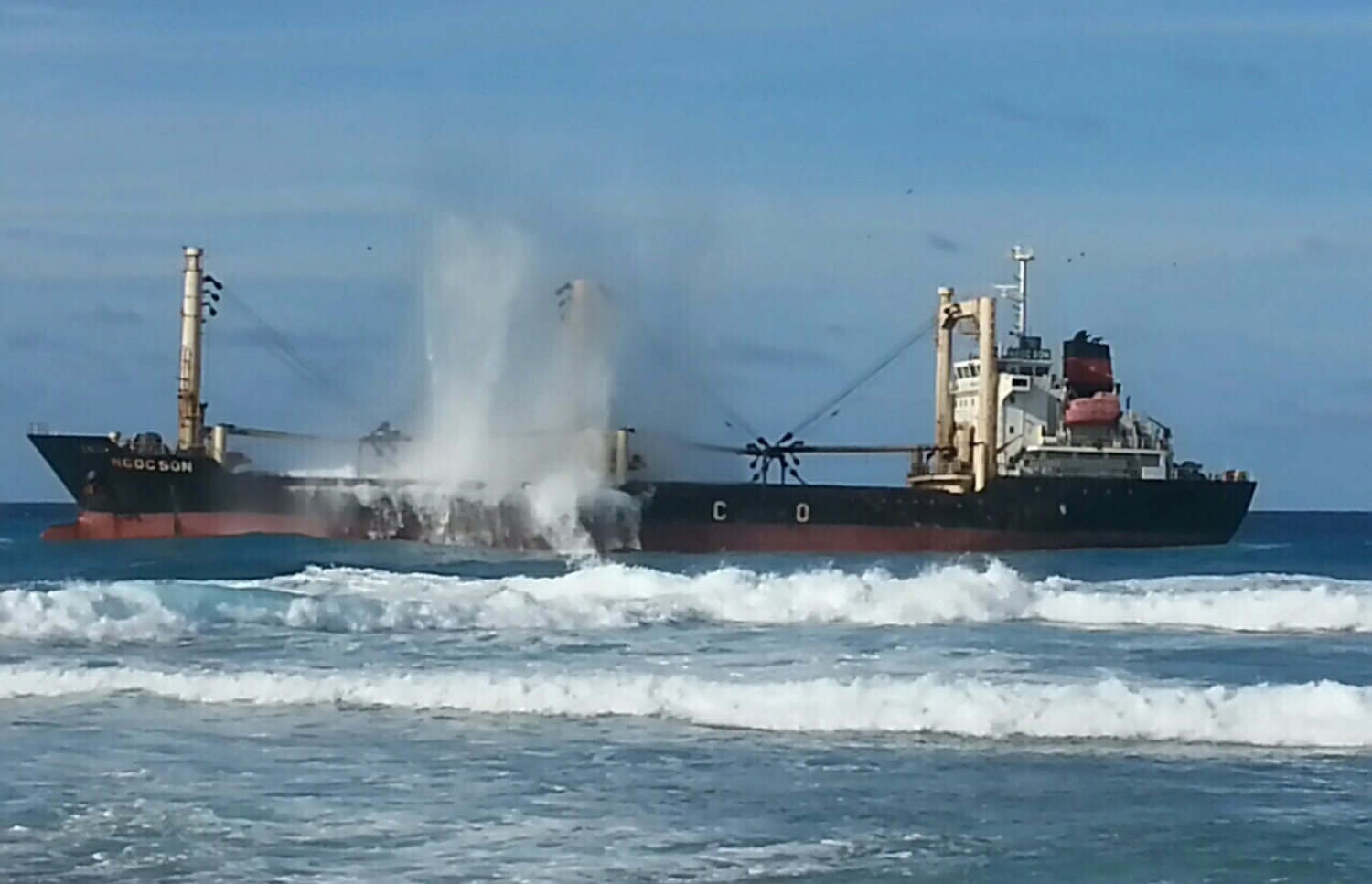 ވިއެޓްނާމްގެ މުދާ އުފުލާ ބޯޓު ފުވައްމުލަކު ފަރަށް އަރާފައި.