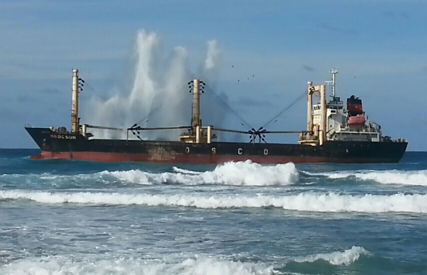 ވިއެޓްނާމްގެ މުދާ އުފުލާ ބޯޓު ފުވައްމުލަކު ފަރަށް އަރާފައި. - ފޮޓޯ: ސޯޝަލް މީޑިއާ