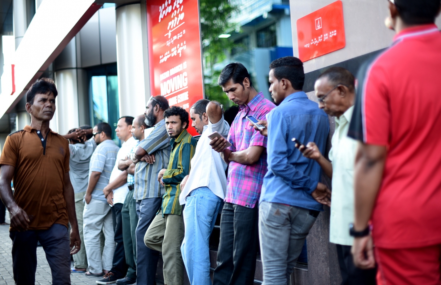 ޑޮލަރު ގަންނަން ބީއެމްއެލް ބާޒާރު ބްރާންޗްގެ ބޭރުގައި މިދިޔަ ހަފުތާގައި ކިޔޫ ހަދައިގެން  ފޮޓޯ:ހުސެއިން ޝަޔާހު /މިހާރު