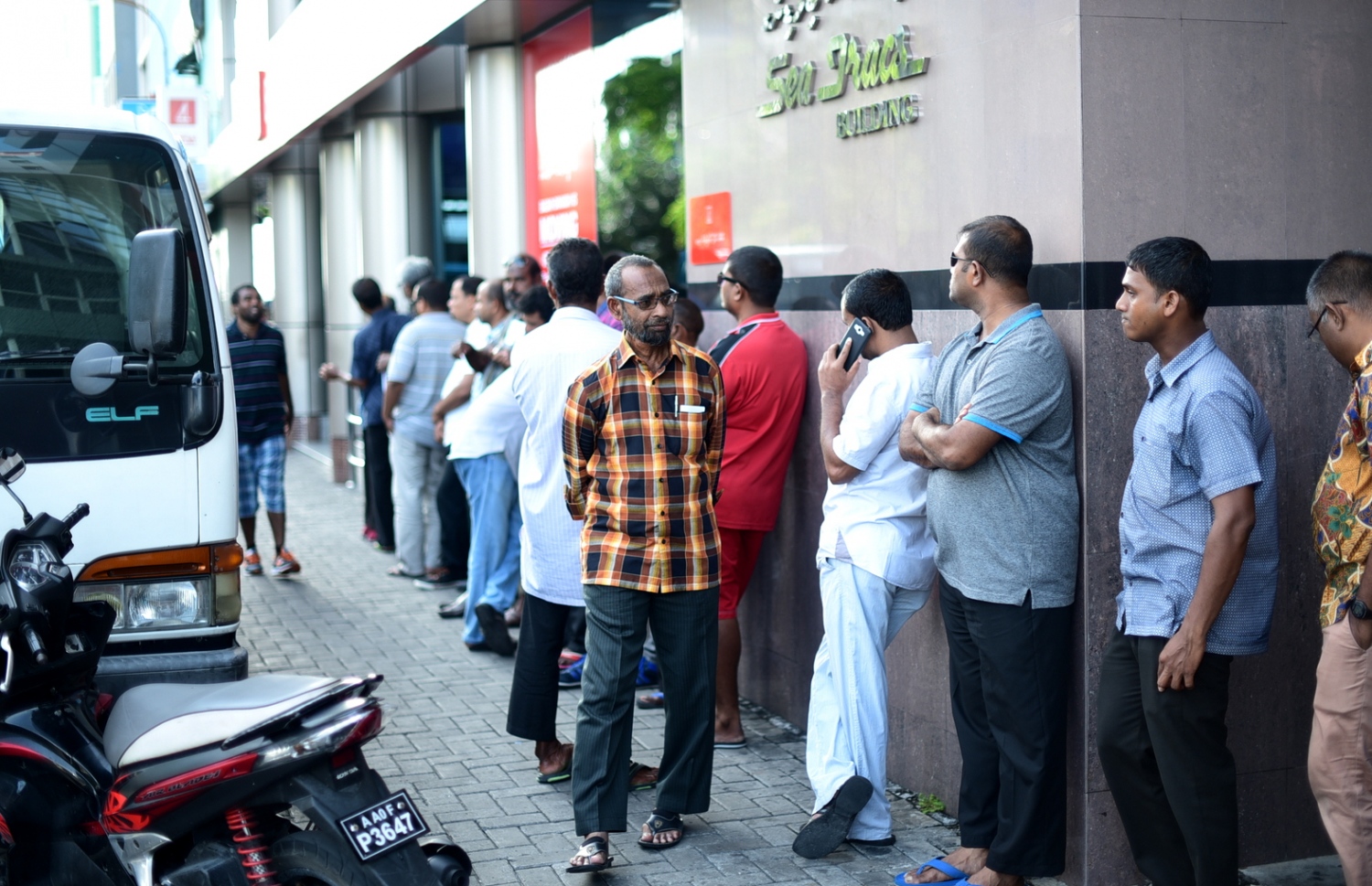 ބީއެމްއެލް ބާޒާރު ބްރާންޗް ބޭރުގައި ޑޮލަރު ގަންނަން މިއަދު ހެނދުނު ކިޔޫ ހަދައިގެން. ފޮޓޯ: ހުސެއިން ޝަޔާހު /މިހާރު