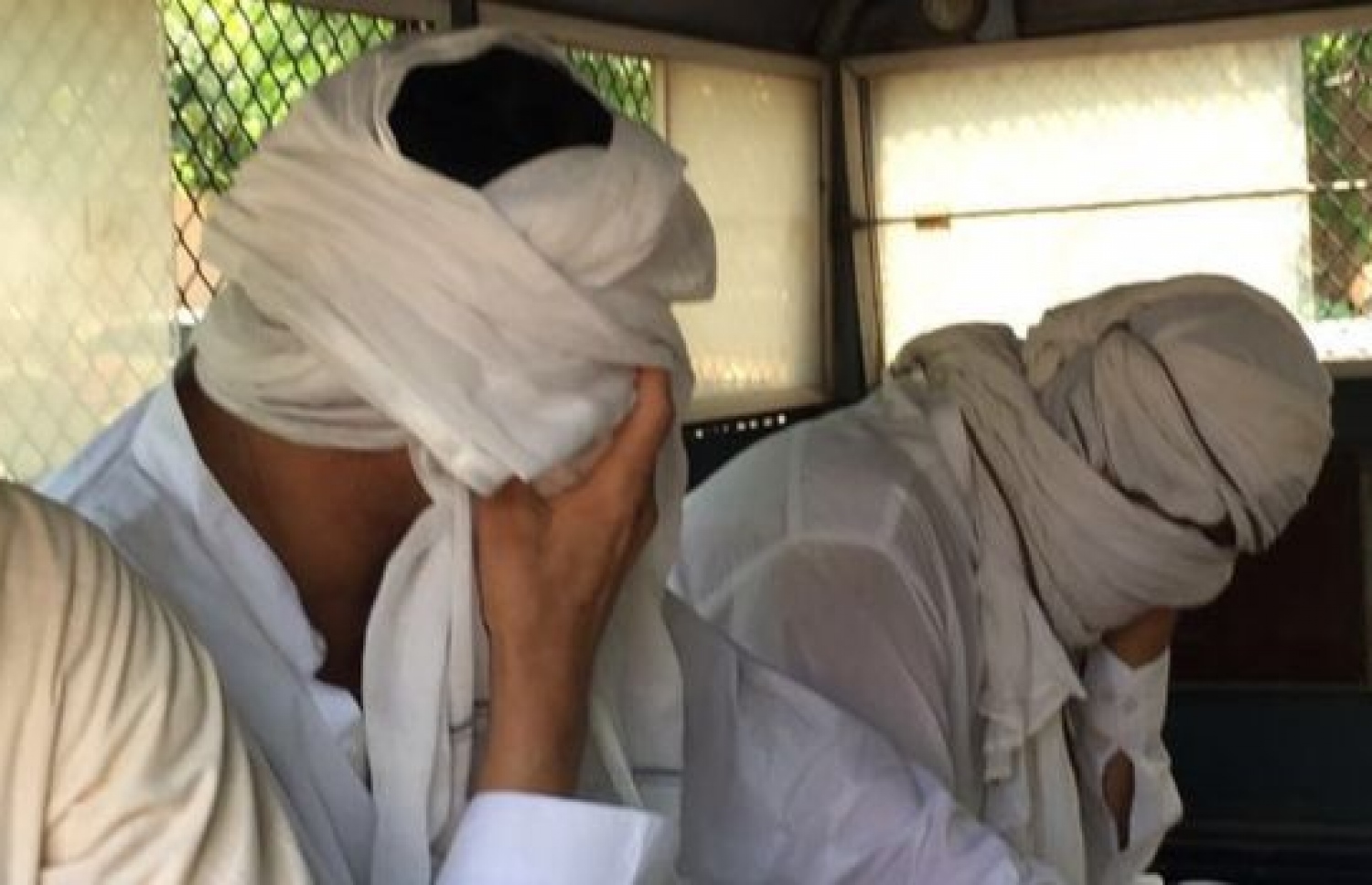 ސާމިއާގެ ބައްޕަ (ވ) އަދި ކުރީގެ ފިރިމީހާ ޗައުދަރީ މޫނު ނިވާކޮށްގެން ކޯޓަށް ހާޒިރު ކުރަނީ.