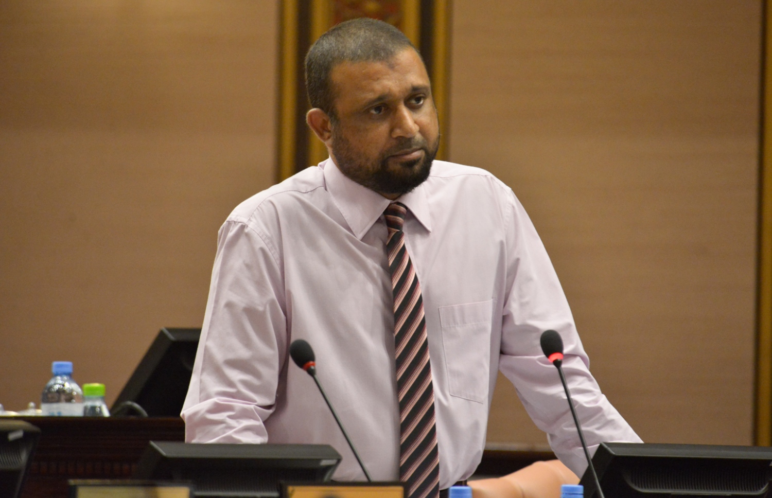 ތުޅާދޫ ދާއިރާގެ ޕީޕީއެމް މެމްބަރު ނާޒިމް ރަޝާދު މަޖިލީހުގެ ޖަލްސާއެއްގައި ވާހަކަ ދައްކަވަނީ. މަޖިލީހުގެ ޖަލްސާތަކުގައި ބައިވެރިވެވަޑައިގަންނަވާއިރު، ވޯޓު ނަގާ ގަޑީގައި އޭނާ މަޖިލީހުގައި ނުއިންނަވާ. - ފޮޓޯ: މަޖިލިސް