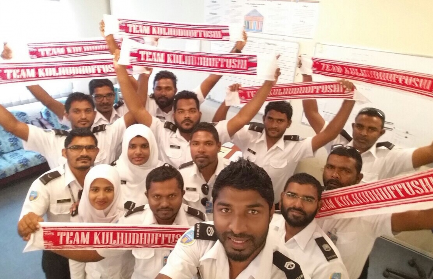 ކުޅުދުއްފުށި ކަސްޓަމްސްގެ މުއައްޒަފުން ބެނާ ހިފައިގެން.