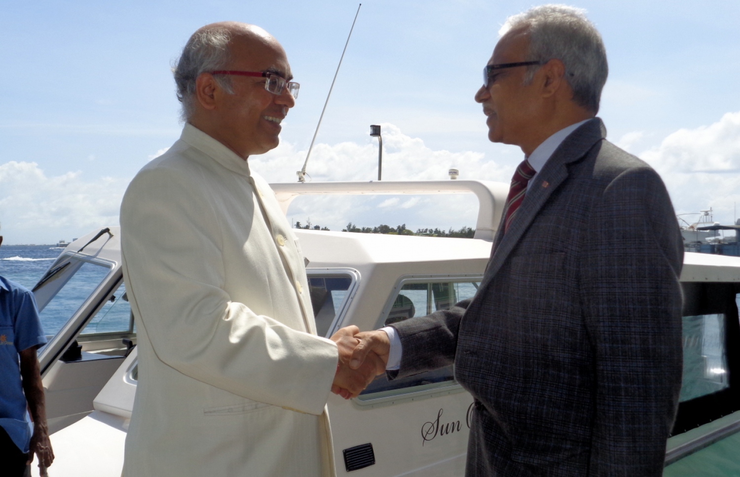 މިނިސްޓަރު އާސިމް އިއްޔެ އިންޑިއާ އަށް ފުރާވަޑައިގަތުމުގެ ކުރިން ރާއްޖޭގައި ހުންނަވާ އިންޑިއާ ސަފީރު އަކިލޭޝް މިޝްރާ އޭނާއާ ބައްދަލުކުރައްވަނީ.-- ފޮޓޯ: އިންޑިއާ ހައި ކޮމިޝަން