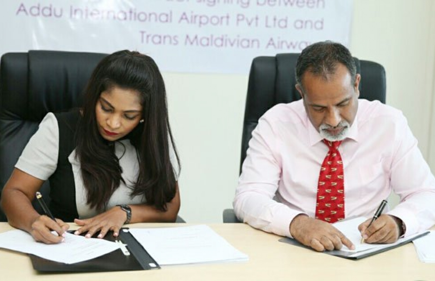 ޓީއެމްއޭ އާއި އޭއައިއޭ ދެމެދު ސީ ޕްލޭން އޮޕަރޭޝަންގެ އެއްބަސްވުމުގައި ސޮއިކުރަނީ. ފޮޓޯ: ޕީއެސްއެމް