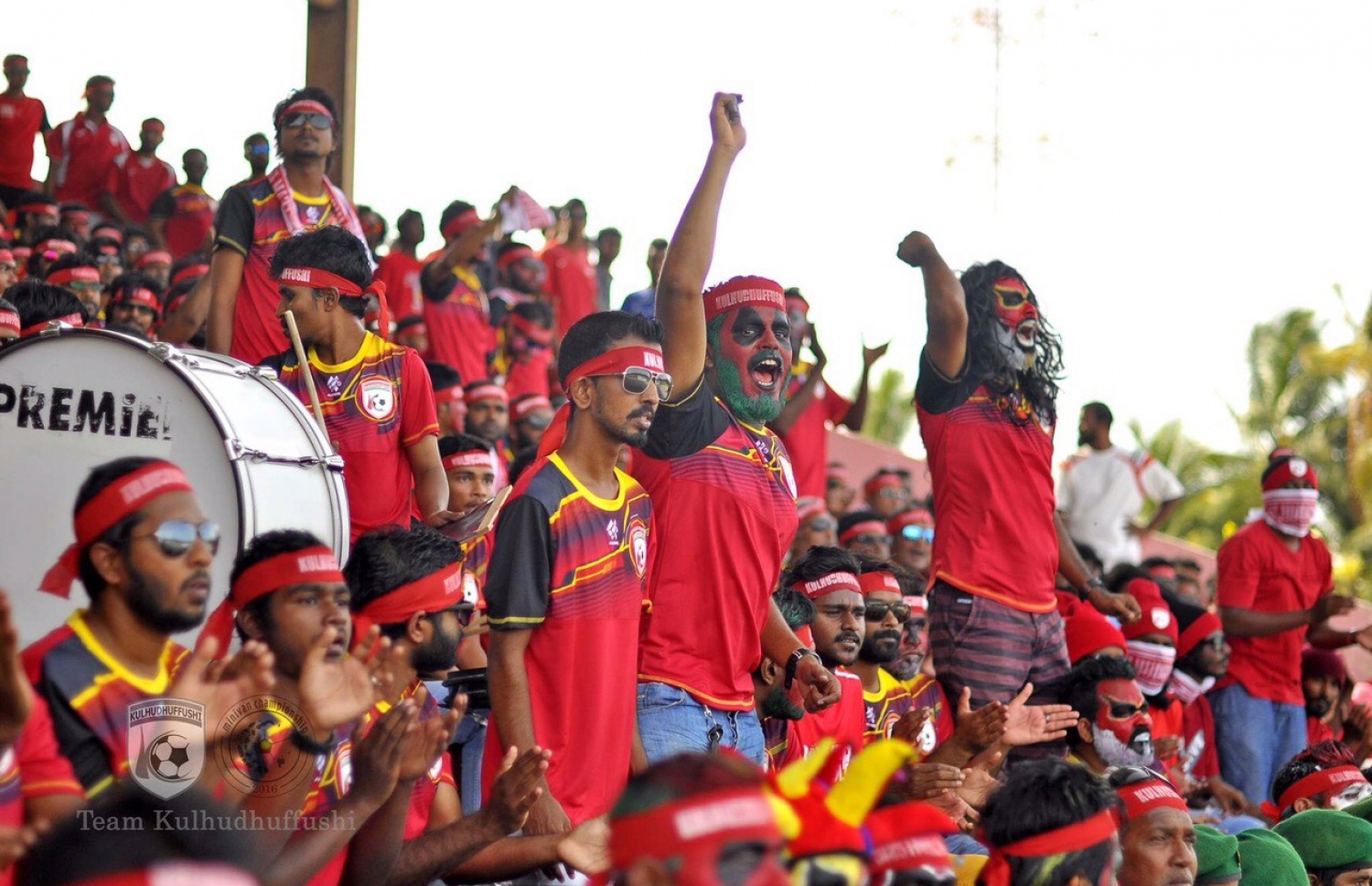 ކުޅުދުއްފުށި ޓީމުގެ ސަޕޯޓަރުން ޓީމަށް ތަރުހީބު ދެނީ. --ފޮޓޯ: ޓީމް ކުޅުދުއްފުށި