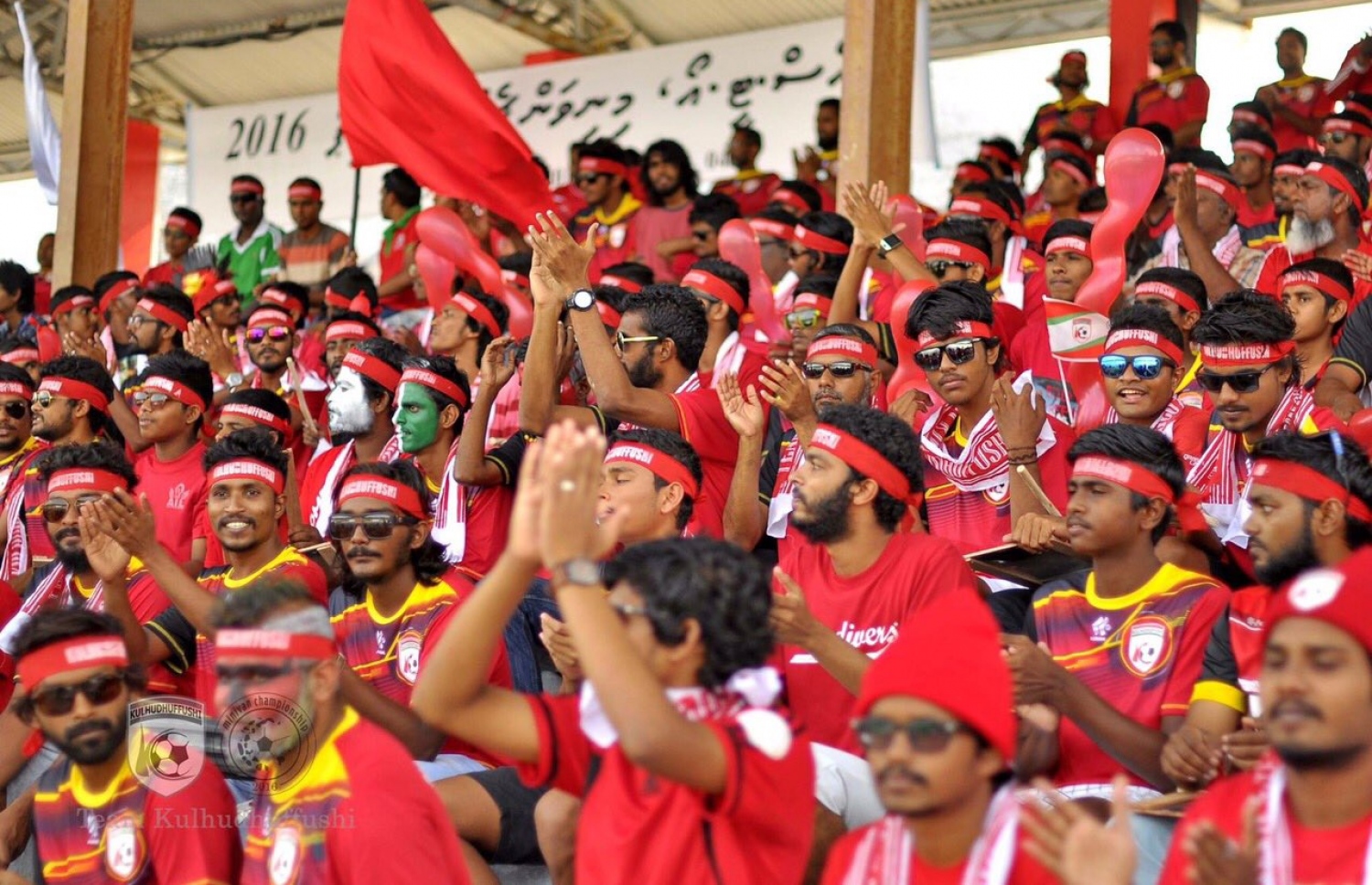 ހދ. ކުޅުދުއްފުށި: އޮގަސްޓް 16، 2016 - މިނިވަން ފުޓްބޯޅަ މުބާރާތުގެ ހދ. އަތޮޅު ފައިނަލުގައި ކުޅުދުއްފުށްޓާއި ހަނިމާދޫ ކުޅުނު މެޗުގައި ކުޅުދުއްފުށި ޓީމުގެ ސަޕޯޓަރުން ތަރުހީބު ދެނީ: މި މެޗު 9-0 އިން ކާމިޔާބުކުރީ ހަނިމާދޫ. --ފޮޓޯ: ޓީމް ކުޅުދުއްފުށި