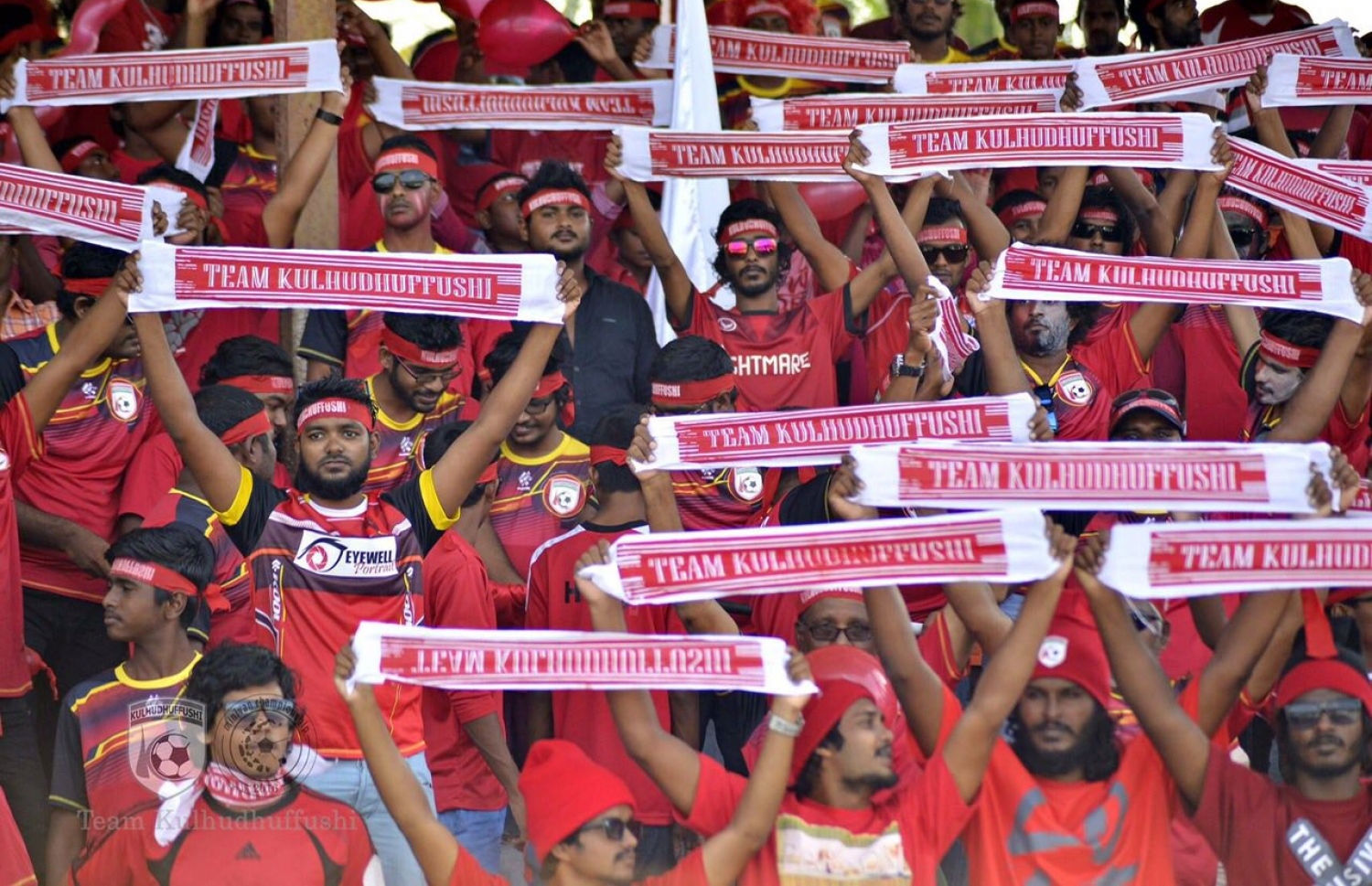 ހދ. ކުޅުދުއްފުށި: އޮގަސްޓް 16، 2016 - މިނިވަން ފުޓްބޯޅަ މުބާރާތުގެ ހދ. އަތޮޅު ފައިނަލުގައި ކުޅުދުއްފުށްޓާއި ހަނިމާދޫ ކުޅުނު މެޗުގައި ކުޅުދުއްފުށި ޓީމުގެ ސަޕޯޓަރުން ތަރުހީބު ދެނީ: މި މެޗު 9-0 އިން ކާމިޔާބުކުރީ ހަނިމާދޫ. --ފޮޓޯ: ޓީމް ކުޅުދުއްފުށި