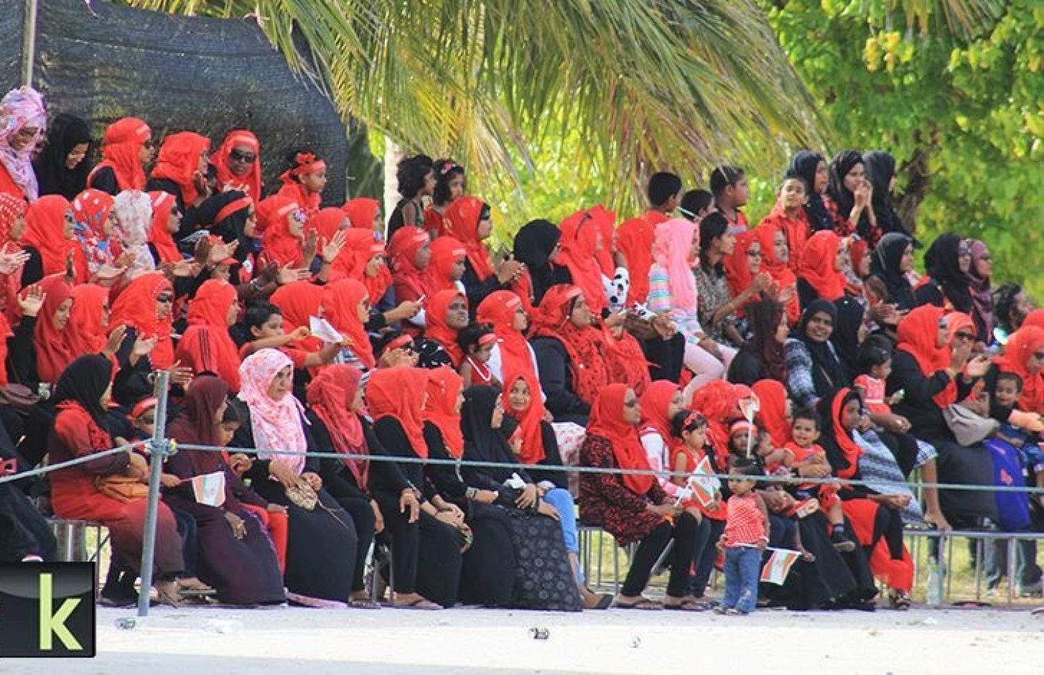 ހދ. ކުޅުދުއްފުށި: އޮގަސްޓް 16، 2016 - މިނިވަން ފުޓްބޯޅަ މުބާރާތުގެ ހދ. އަތޮޅު ފައިނަލުގައި ކުޅުދުއްފުށްޓާއި ހަނިމާދޫ ކުޅުނު މެޗުގައި ކުޅުދުއްފުށި ޓީމުގެ ސަޕޯޓަރުން ތަރުހީބު ދެނީ: މި މެޗު 9-0 އިން ކާމިޔާބުކުރީ ހަނިމާދޫ. --ފޮޓޯ: ކުޅުދުއްފުށި އޮންލައިން