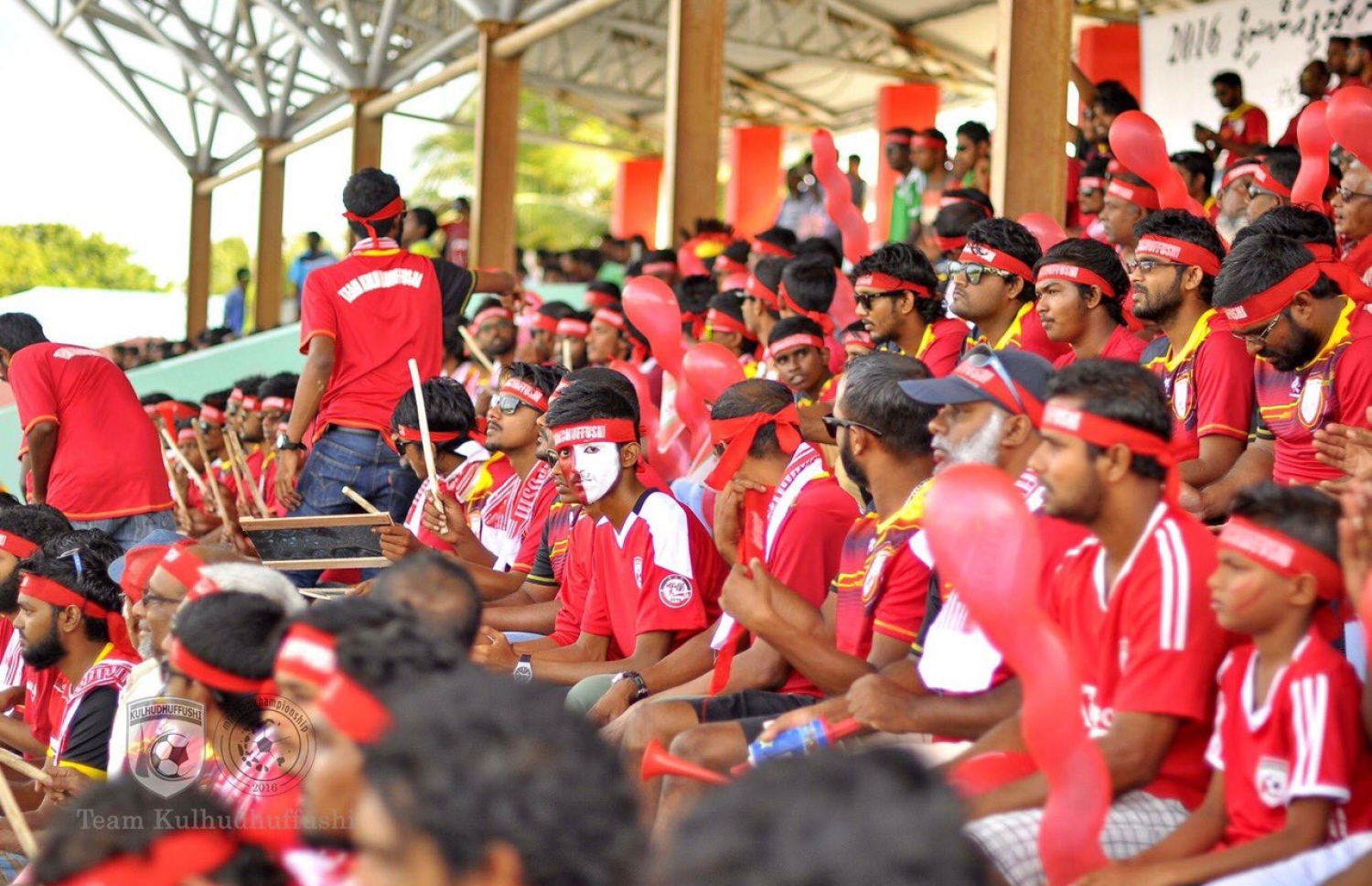 ހދ. ކުޅުދުއްފުށި: އޮގަސްޓް 16، 2016 - މިނިވަން ފުޓްބޯޅަ މުބާރާތުގެ ހދ. އަތޮޅު ފައިނަލުގައި ކުޅުދުއްފުށްޓާއި ހަނިމާދޫ ކުޅުނު މެޗުގައި ކުޅުދުއްފުށި ޓީމުގެ ސަޕޯޓަރުން ތަރުހީބު ދެނީ: މި މެޗު 9-0 އިން ކާމިޔާބުކުރީ ހަނިމާދޫ. --ފޮޓޯ: ޓީމް ކުޅުދުއްފުށި