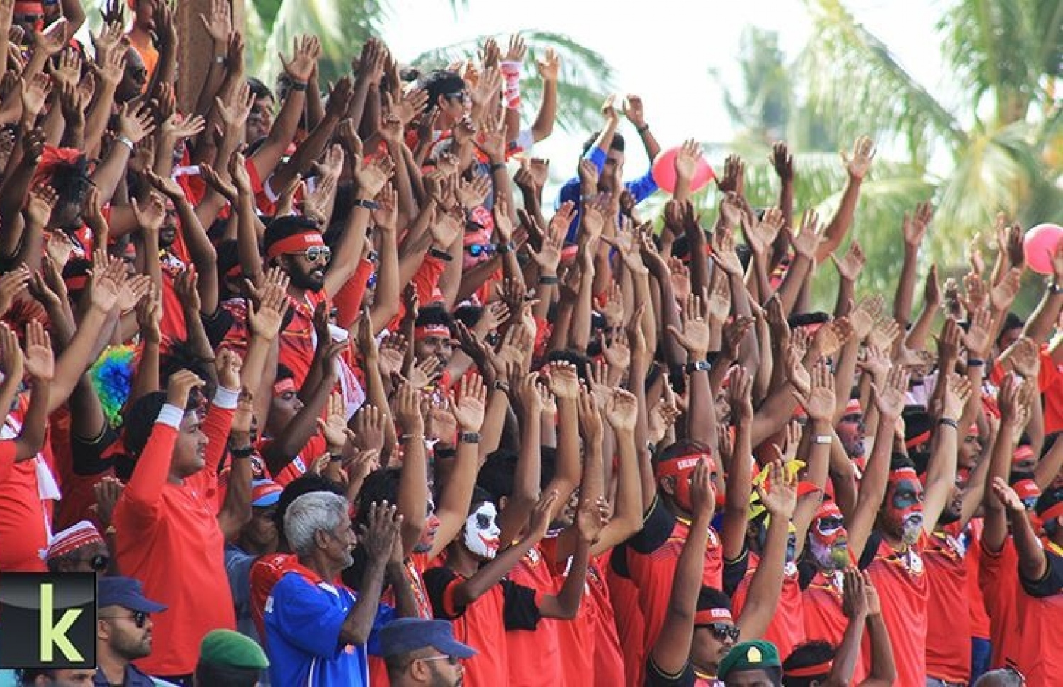 ހދ. ކުޅުދުއްފުށި: އޮގަސްޓް 16، 2016 - މިނިވަން ފުޓްބޯޅަ މުބާރާތުގެ ހދ. އަތޮޅު ފައިނަލުގައި ކުޅުދުއްފުށްޓާއި ހަނިމާދޫ ކުޅުނު މެޗުގައި ކުޅުދުއްފުށި ޓީމުގެ ސަޕޯޓަރުން ތަރުހީބު ދެނީ: މި މެޗު 9-0 އިން ކާމިޔާބުކުރީ ހަނިމާދޫ. --ފޮޓޯ: ކުޅުދުއްފުށި އޮންލައިން