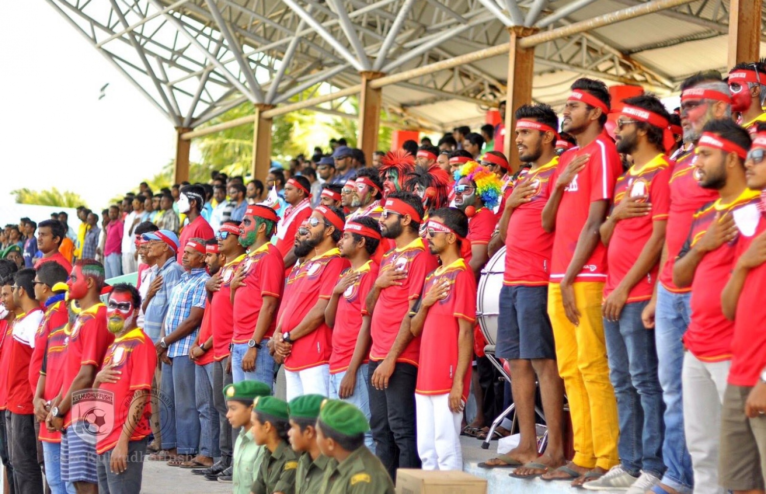 ހދ. ކުޅުދުއްފުށި: އޮގަސްޓް 16، 2016 - މިނިވަން ފުޓްބޯޅަ މުބާރާތުގެ ހދ. އަތޮޅު ފައިނަލުގައި ކުޅުދުއްފުށްޓާއި ހަނިމާދޫ ކުޅުނު މެޗުގައި ކުޅުދުއްފުށި ޓީމުގެ ސަޕޯޓަރުން ތަރުހީބު ދެނީ: މި މެޗު 9-0 އިން ކާމިޔާބުކުރީ ހަނިމާދޫ. --ފޮޓޯ: ޓީމް ކުޅުދުއްފުށި