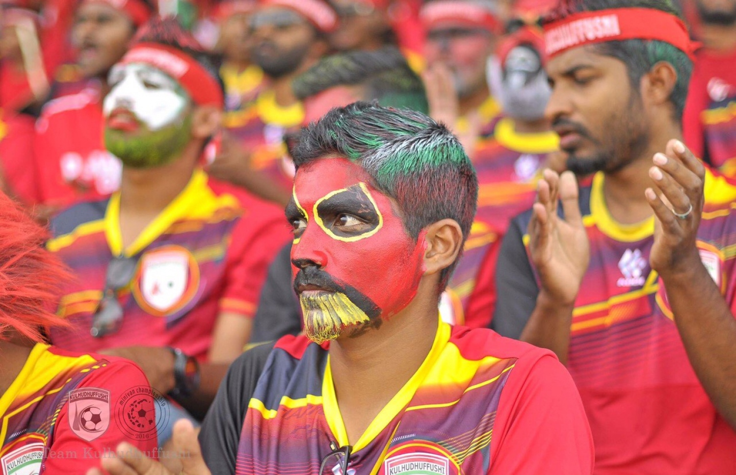 ހދ. ކުޅުދުއްފުށި: އޮގަސްޓް 16، 2016 - މިނިވަން ފުޓްބޯޅަ މުބާރާތުގެ ހދ. އަތޮޅު ފައިނަލުގައި ކުޅުދުއްފުށްޓާއި ހަނިމާދޫ ކުޅުނު މެޗުގައި ކުޅުދުއްފުށި ޓީމުގެ ސަޕޯޓަރުން ތަރުހީބު ދެނީ: މި މެޗު 9-0 އިން ކާމިޔާބުކުރީ ހަނިމާދޫ. --ފޮޓޯ: ޓީމް ކުޅުދުއްފުށި