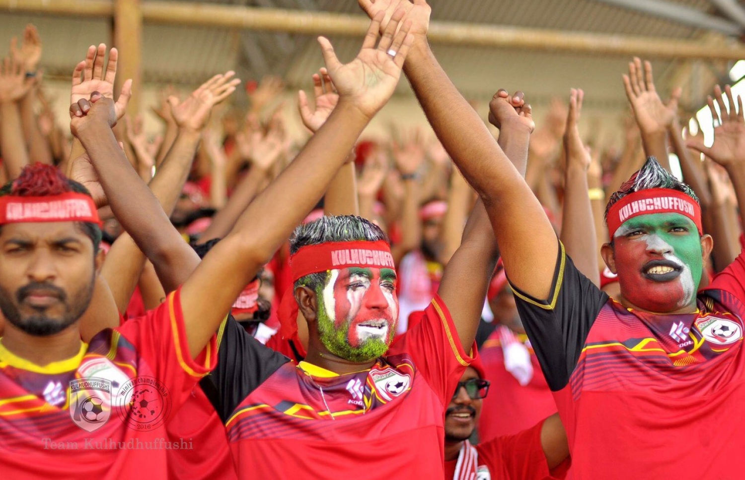 ހދ. ކުޅުދުއްފުށި: އޮގަސްޓް 16، 2016 - މިނިވަން ފުޓްބޯޅަ މުބާރާތުގެ ހދ. އަތޮޅު ފައިނަލުގައި ކުޅުދުއްފުށްޓާއި ހަނިމާދޫ ކުޅުނު މެޗުގައި ކުޅުދުއްފުށި ޓީމުގެ ސަޕޯޓަރުން ތަރުހީބު ދެނީ: މި މެޗު 9-0 އިން ކާމިޔާބުކުރީ ހަނިމާދޫ. --ފޮޓޯ: ޓީމް ކުޅުދުއްފުށި