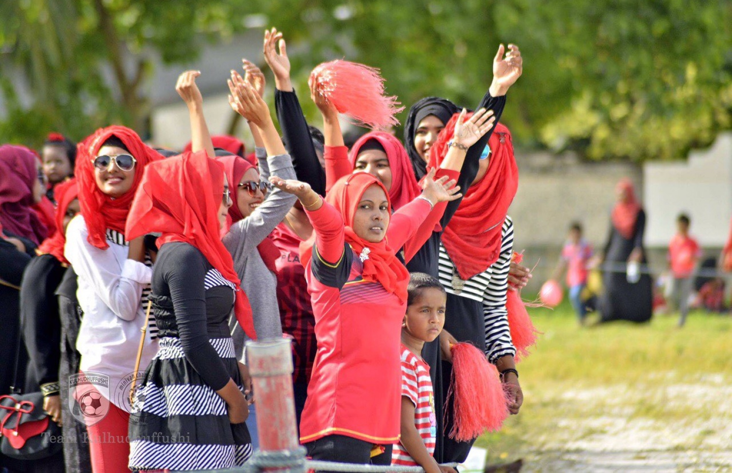 ހދ. ކުޅުދުއްފުށި: އޮގަސްޓް 16، 2016 - މިނިވަން ފުޓްބޯޅަ މުބާރާތުގެ ހދ. އަތޮޅު ފައިނަލުގައި ކުޅުދުއްފުށްޓާއި ހަނިމާދޫ ކުޅުނު މެޗުގައި ކުޅުދުއްފުށި ޓީމުގެ ސަޕޯޓަރުން ތަރުހީބު ދެނީ: މި މެޗު 9-0 އިން ކާމިޔާބުކުރީ ހަނިމާދޫ. --ފޮޓޯ: ޓީމް ކުޅުދުއްފުށި