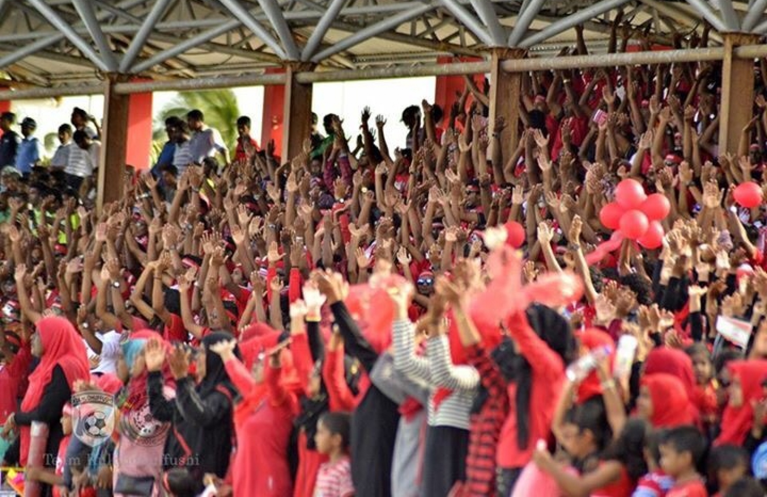 ހދ. ކުޅުދުއްފުށި: އޮގަސްޓް 16، 2016 - މިނިވަން ފުޓްބޯޅަ މުބާރާތުގެ ހދ. އަތޮޅު ފައިނަލުގައި ކުޅުދުއްފުށްޓާއި ހަނިމާދޫ ކުޅުނު މެޗުގައި ކުޅުދުއްފުށި ޓީމުގެ ސަޕޯޓަރުން ތަރުހީބު ދެނީ: މި މެޗު 9-0 އިން ކާމިޔާބުކުރީ ހަނިމާދޫ. --ފޮޓޯ: ޓީމް ކުޅުދުއްފުށި