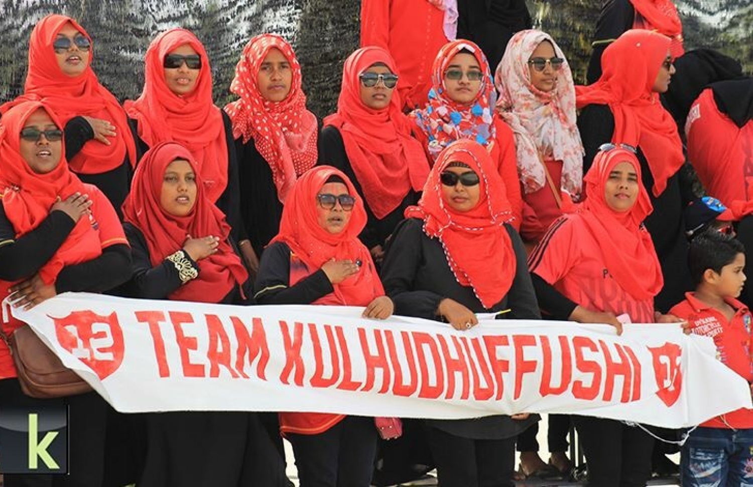 ހދ. ކުޅުދުއްފުށި: އޮގަސްޓް 16، 2016 - މިނިވަން ފުޓްބޯޅަ މުބާރާތުގެ ހދ. އަތޮޅު ފައިނަލުގައި ކުޅުދުއްފުށްޓާއި ހަނިމާދޫ ކުޅުނު މެޗުގައި ކުޅުދުއްފުށި ޓީމުގެ ސަޕޯޓަރުން ތަރުހީބު ދެނީ: މި މެޗު 9-0 އިން ކާމިޔާބުކުރީ ހަނިމާދޫ. --ފޮޓޯ: ކުޅުދުއްފުށި އޮންލައިން