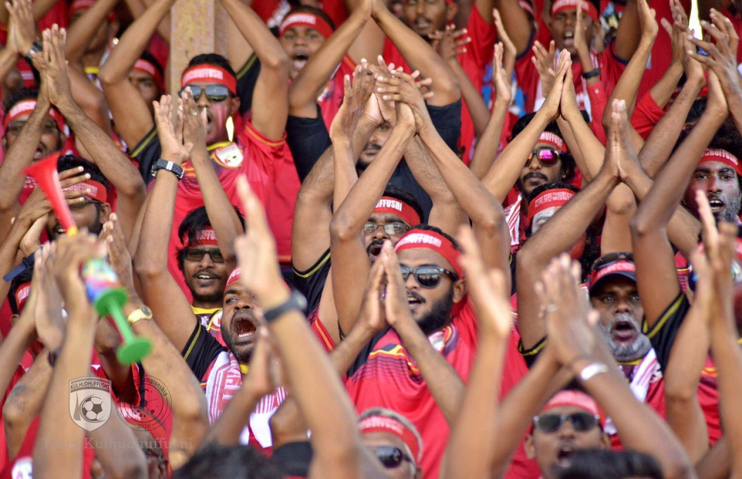 ހދ. ކުޅުދުއްފުށި: އޮގަސްޓް 16، 2016 - މިނިވަން ފުޓްބޯޅަ މުބާރާތުގެ ހދ. އަތޮޅު ފައިނަލުގައި ކުޅުދުއްފުށްޓާއި ހަނިމާދޫ ކުޅުނު މެޗުގައި ކުޅުދުއްފުށި ޓީމުގެ ސަޕޯޓަރުން ތަރުހީބު ދެނީ: މި މެޗު 9-0 އިން ކާމިޔާބުކުރީ ހަނިމާދޫ. --ފޮޓޯ: ޓީމް ކުޅުދުއްފުށި