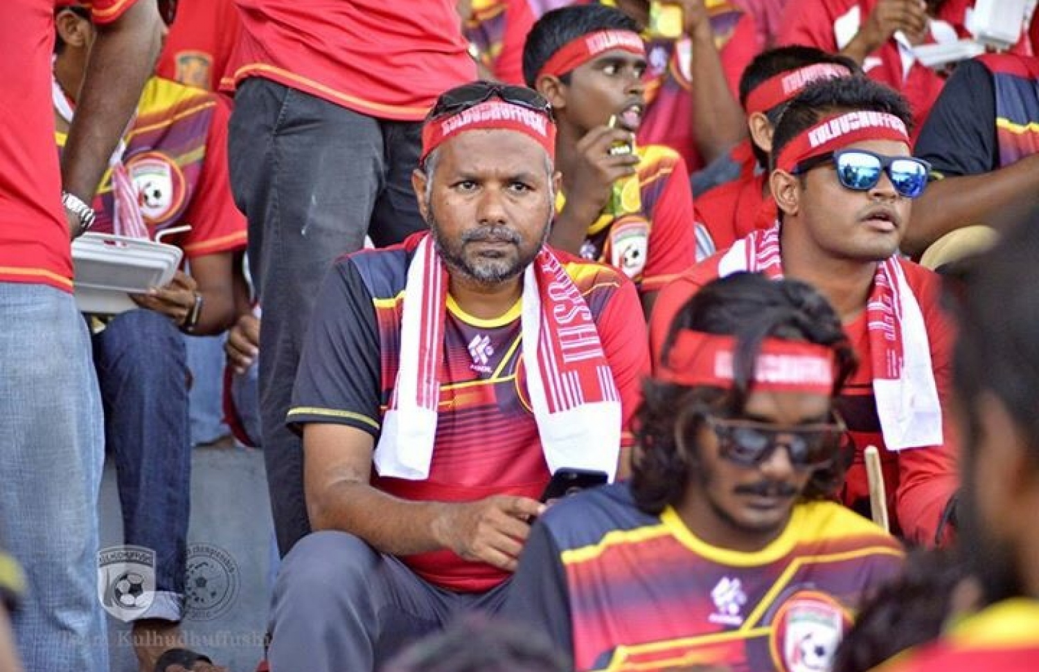 ހދ. ކުޅުދުއްފުށި: އޮގަސްޓް 16، 2016 - މިނިވަން ފުޓްބޯޅަ މުބާރާތުގެ ހދ. އަތޮޅު ފައިނަލުގައި ކުޅުދުއްފުށްޓާއި ހަނިމާދޫ ކުޅުނު މެޗުގައި ކުޅުދުއްފުށި ޓީމުގެ ސަޕޯޓަރުން ތަރުހީބު ދެނީ: މި މެޗު 9-0 އިން ކާމިޔާބުކުރީ ހަނިމާދޫ. --ފޮޓޯ: ޓީމް ކުޅުދުއްފުށި