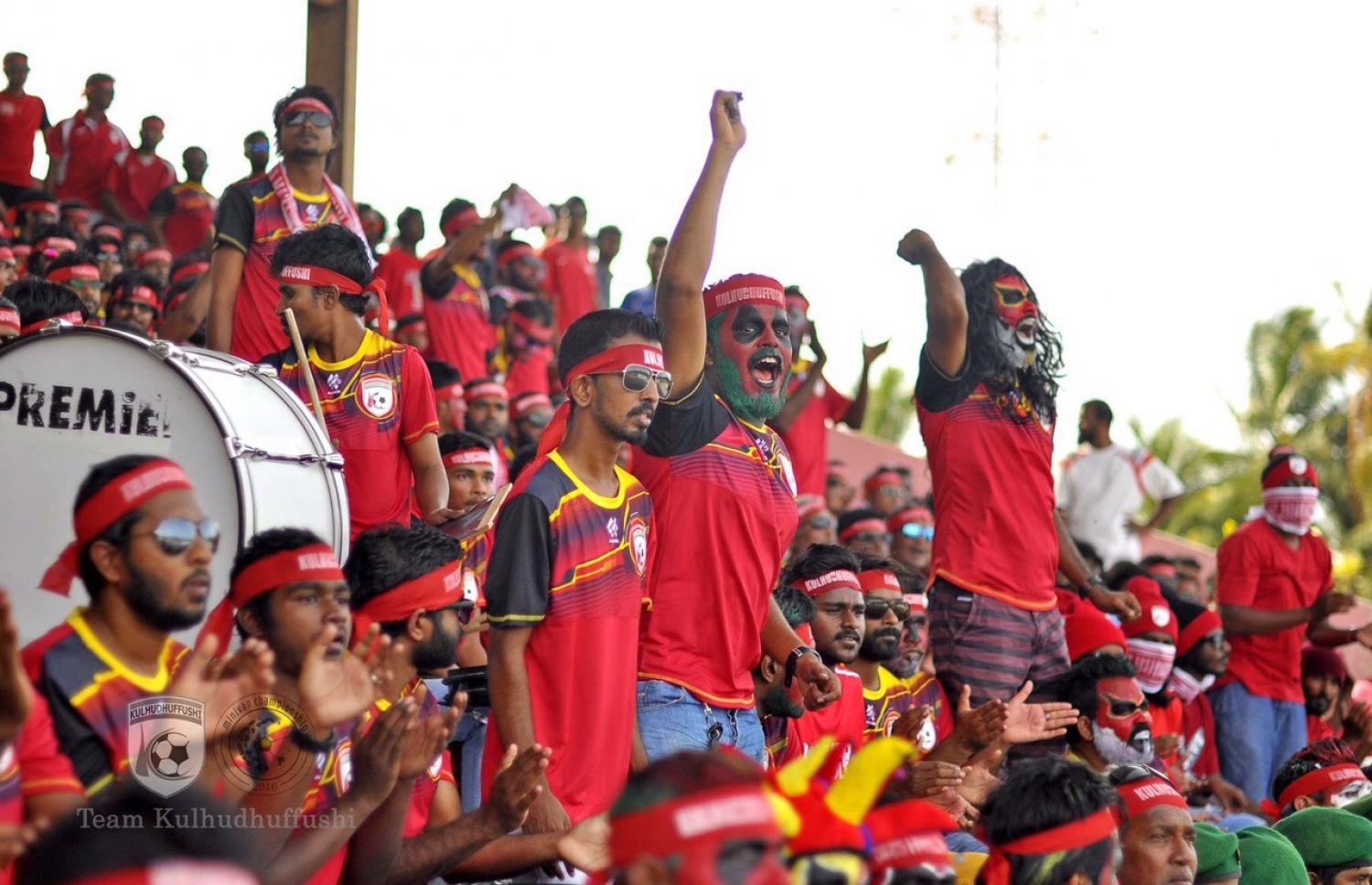 ހދ. ކުޅުދުއްފުށި: އޮގަސްޓް 16، 2016 - މިނިވަން ފުޓްބޯޅަ މުބާރާތުގެ ހދ. އަތޮޅު ފައިނަލުގައި ކުޅުދުއްފުށްޓާއި ހަނިމާދޫ ކުޅުނު މެޗުގައި ކުޅުދުއްފުށި ޓީމުގެ ސަޕޯޓަރުން ތަރުހީބު ދެނީ: މި މެޗު 9-0 އިން ކާމިޔާބުކުރީ ހަނިމާދޫ. --ފޮޓޯ: ޓީމް ކުޅުދުއްފުށި