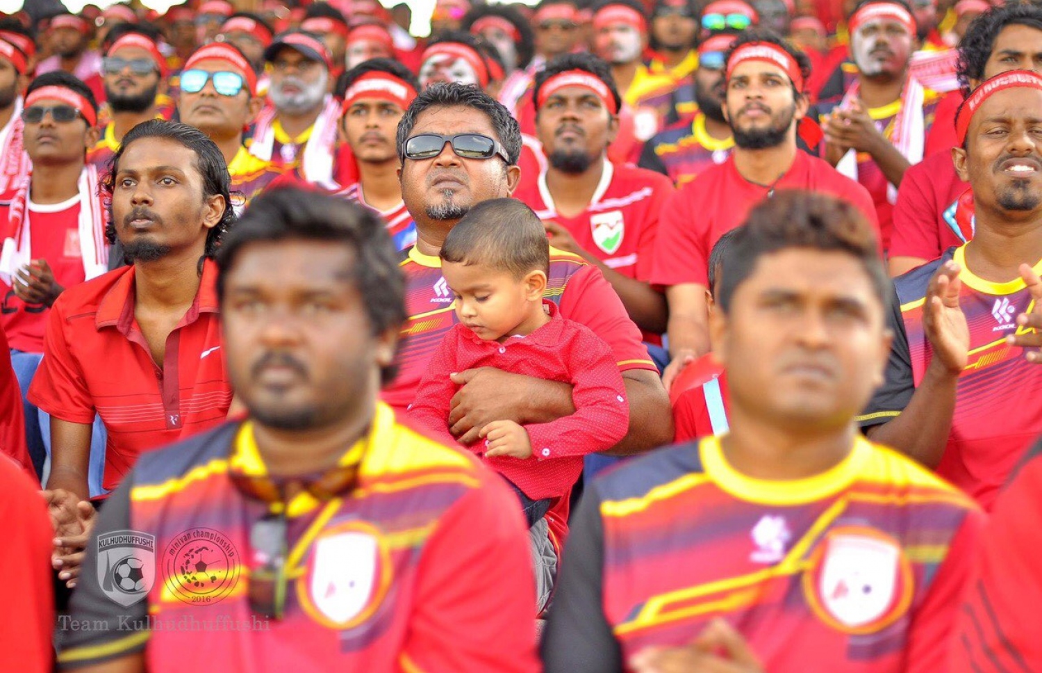 ހދ. ކުޅުދުއްފުށި: އޮގަސްޓް 16، 2016 - މިނިވަން ފުޓްބޯޅަ މުބާރާތުގެ ހދ. އަތޮޅު ފައިނަލުގައި ކުޅުދުއްފުށްޓާއި ހަނިމާދޫ ކުޅުނު މެޗުގައި ކުޅުދުއްފުށި ޓީމުގެ ސަޕޯޓަރުން ތަރުހީބު ދެނީ: މި މެޗު 9-0 އިން ކާމިޔާބުކުރީ ހަނިމާދޫ. --ފޮޓޯ: ޓީމް ކުޅުދުއްފުށި