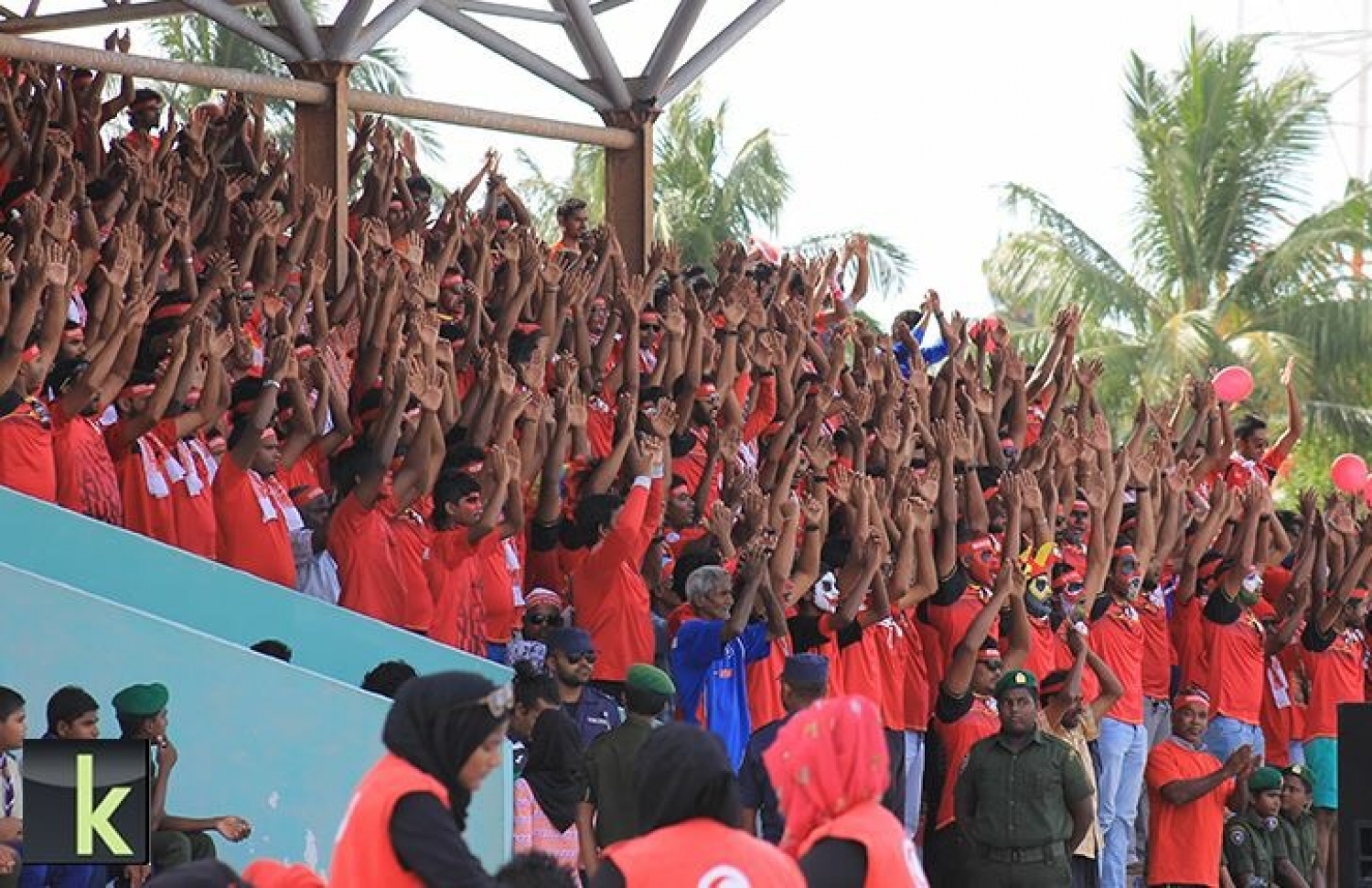 ހދ. ކުޅުދުއްފުށި: އޮގަސްޓް 16، 2016 - މިނިވަން ފުޓްބޯޅަ މުބާރާތުގެ ހދ. އަތޮޅު ފައިނަލުގައި ކުޅުދުއްފުށްޓާއި ހަނިމާދޫ ކުޅުނު މެޗުގައި ކުޅުދުއްފުށި ޓީމުގެ ސަޕޯޓަރުން ތަރުހީބު ދެނީ: މި މެޗު 9-0 އިން ކާމިޔާބުކުރީ ހަނިމާދޫ. --ފޮޓޯ: ކުޅުދުއްފުށި އޮންލައިން