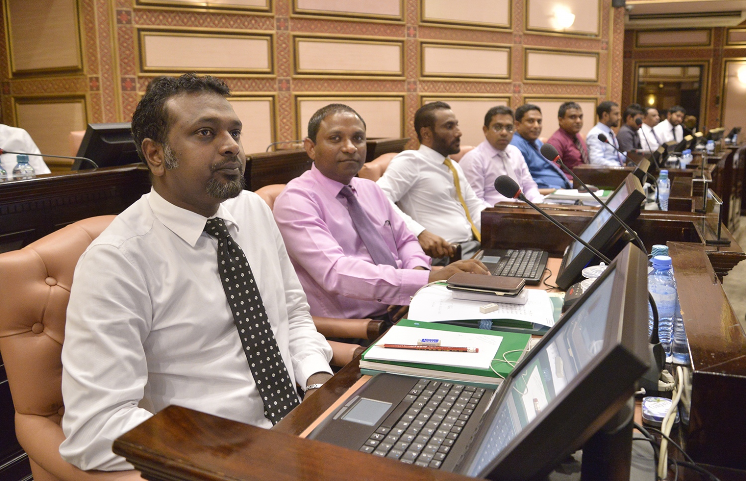 ރައްޔިތުންގެ މަޖިލީހުގެ ޖަލްސާއެއްގައި މެމްބަރުންތަކެއް ބައިވެރިވެވަޑައިގަންނަވަނީ. މަޖިލީހުގެ މެޖޯރިޓީ އޮންނަނީ ޕީޕީއެމް/އެމްޑީއޭ ކޯލިޝަނަށް  . - ފޮޓޯ: މަޖިލިސް