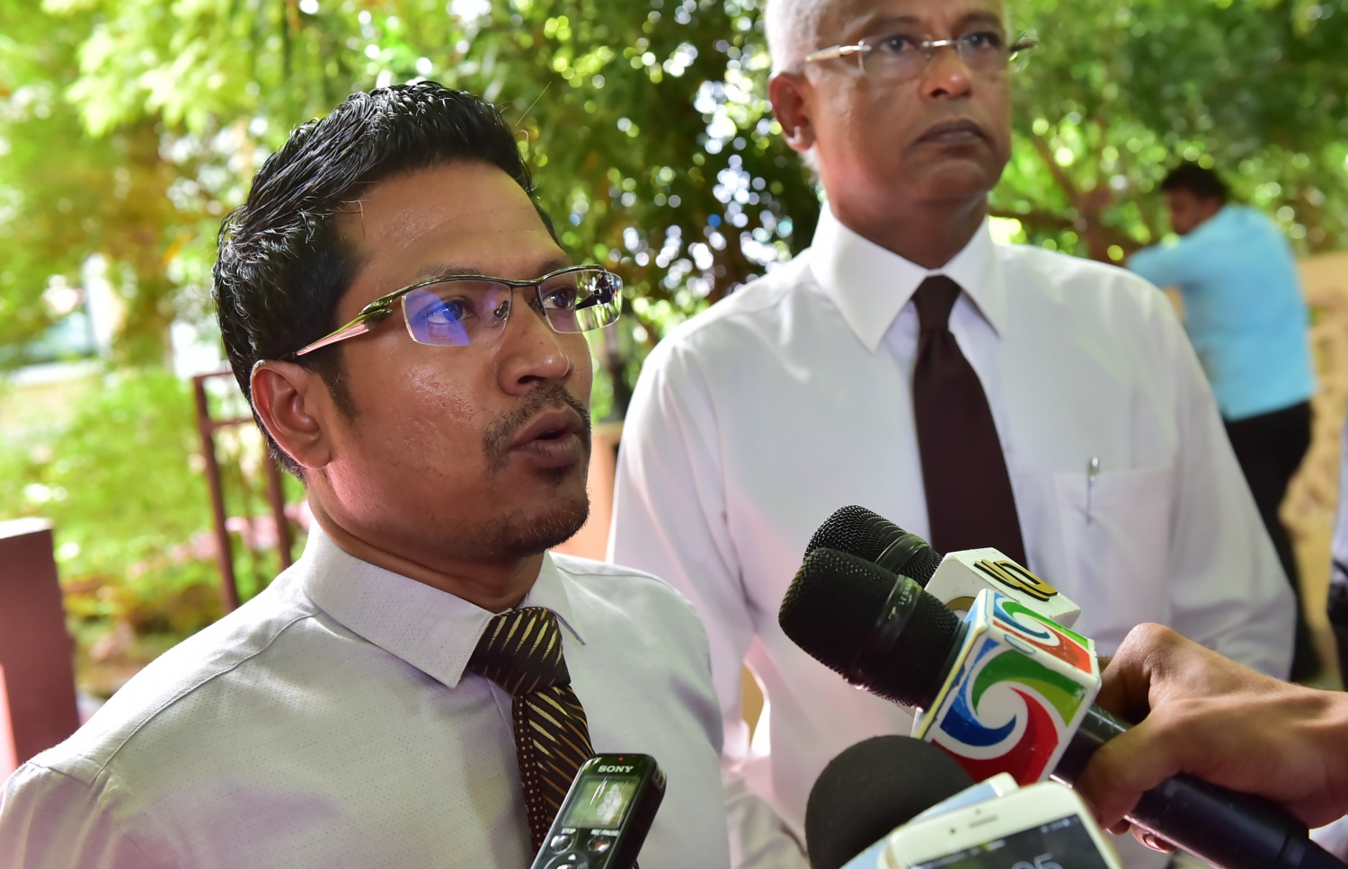 މިއަދު ފާސްކުރި އިސްލާހާ ދެކޮޅަށް އިންތި ވާހަކަ ދައްކަވަނީ. --ފޮޓޯ: މުހައްމަދު ޝަރުހާން