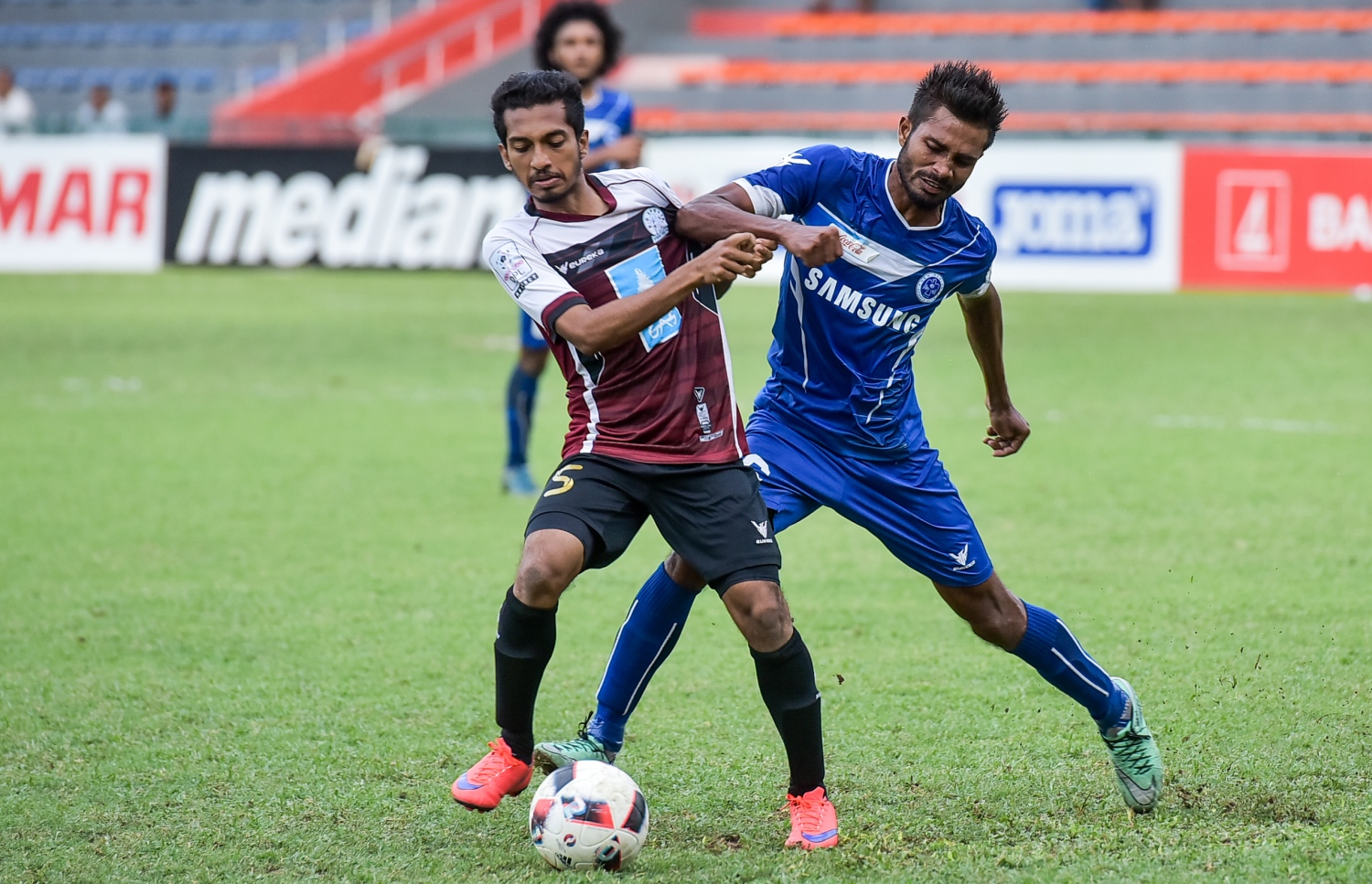 މިއަދުގެ މެޗުގެ ތެރެއިން ނިއުގެ ފާރޫގު (ކ) ބީޖީގެ އަފްޒަލް އަތުން ބޯޅަ ހޯދަން މަސައްކަތް ކުރަނީ.-- ފޮޓޯ: ނިޝާން އަލީ/ މިހާރު