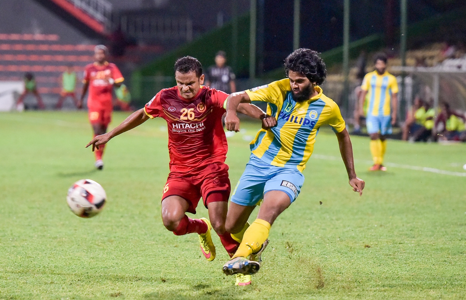 ވިކްޓަރީގެ އަލީ ޝަރީފް (ވ) އާއި ވެލެންސިއާގެ އަކްރަމް ބޯޅައަށް މަސައްކަތްކުރަނީ. --ފޮޓޯ: ނިޝާން އަލީ/ މިހާރު