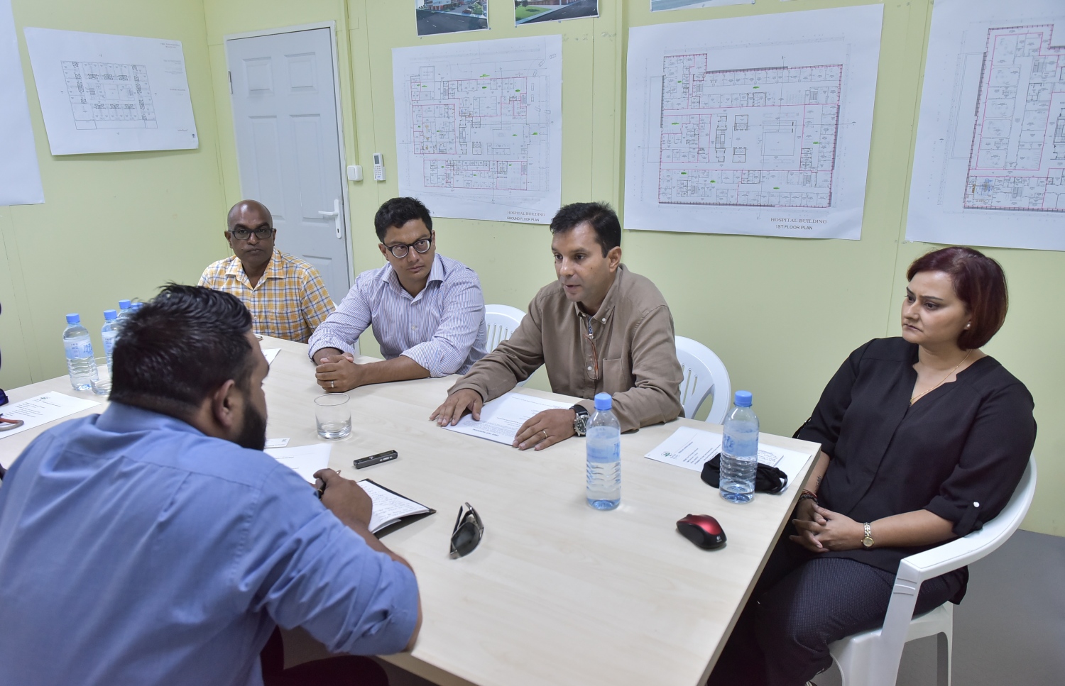 ހުޅުމާލެ: އޮގަސްޓް 18، 2016: ހުޅުމާލޭގައި ޓްރީ ޓޮޕް އިސްވެސްޓްމެންޓުން ހަދަމުންދާ 159 އެނދުގެ ހޮސްޕިޓަލްގެ މަސައްކަތް ކުރިއަށްދާގޮތް އެތަނުގެ އިސް ވެރިން، ނޫސްވެރިންނާ ހިއްސާކުރަނީ.-- ފޮޓޯ: ނިޝާން އަލީ