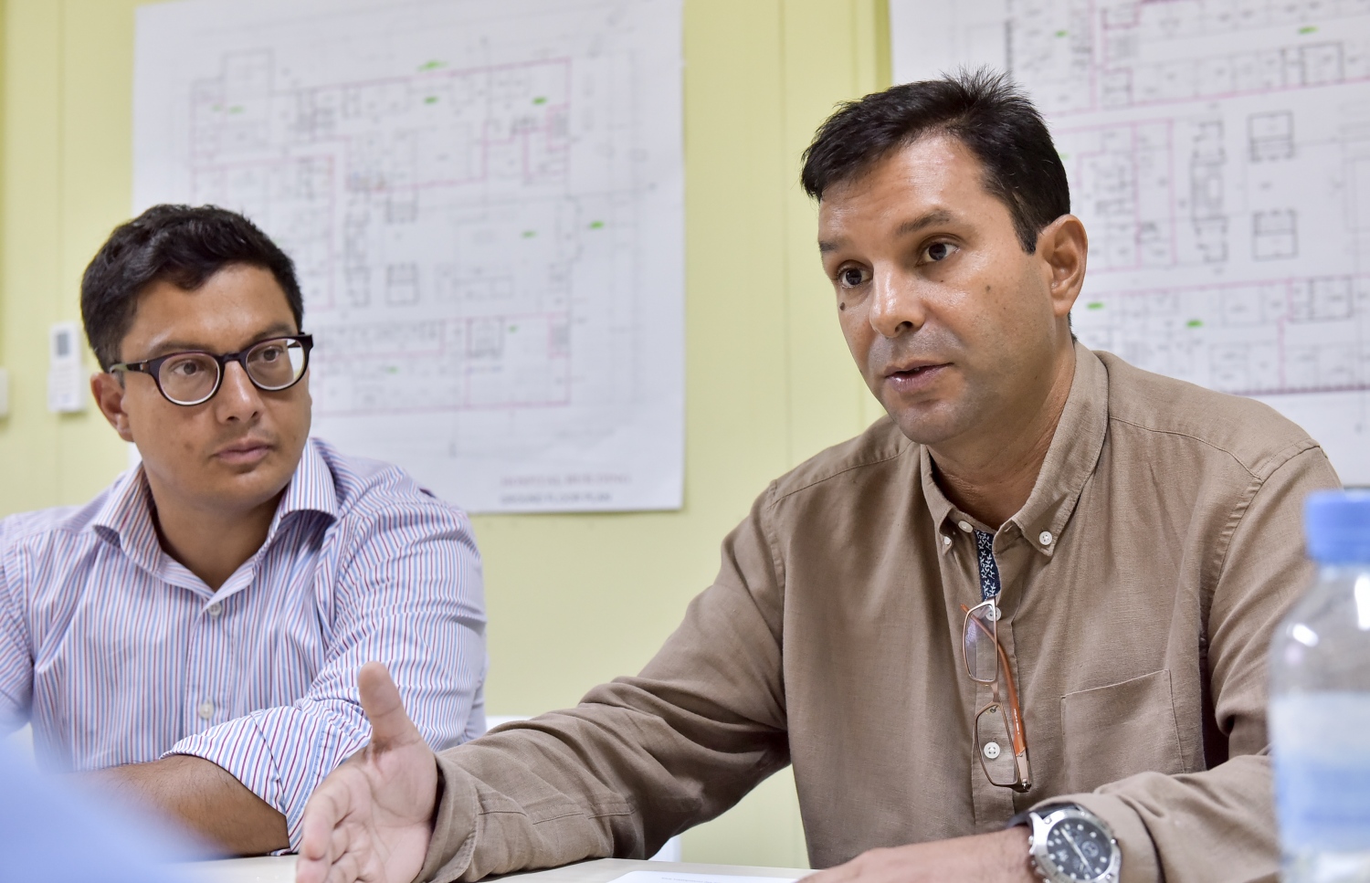 ހުޅުމާލެ: އޮގަސްޓް 18، 2016: ހުޅުމާލޭގައި ޓްރީ ޓޮޕް އިސްވެސްޓްމެންޓުން ހަދަމުންދާ 159 އެނދުގެ ހޮސްޕިޓަލްގެ މަސައްކަތް ކުރިއަށްދާގޮތް އެ ކުންފުނީގެ ސީއީއޯ ނޫސްވެރިންނާ ހިއްސާކުރަނީ.-- ފޮޓޯ: ނިޝާން އަލީ