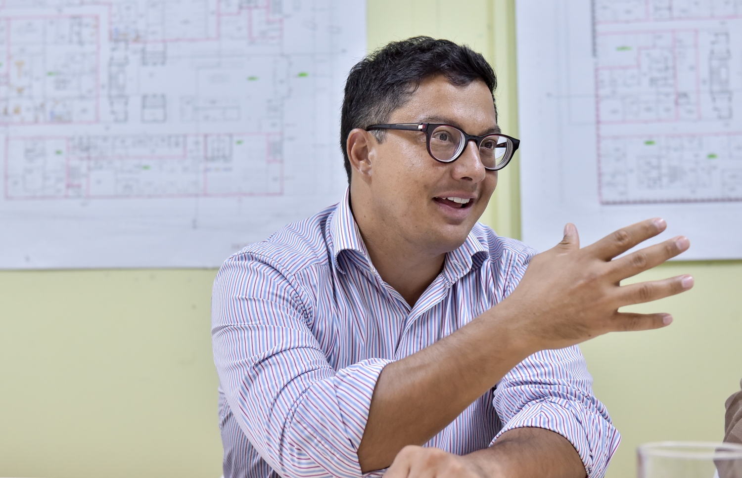 ހުޅުމާލެ: އޮގަސްޓް 18، 2016: ހުޅުމާލޭގައި ޓްރީ ޓޮޕް އިސްވެސްޓްމެންޓުން ހަދަމުންދާ 159 އެނދުގެ ހޮސްޕިޓަލްގެ މަސައްކަތް ކުރިއަށްދާގޮތް އެ ކުންފުނީގެ ޑިރެކްޓަރު އާދަމް ސަލީމް، ނޫސްވެރިންނާ ހިއްސާކުރަނީ.-- ފޮޓޯ: ނިޝާން އަލީ