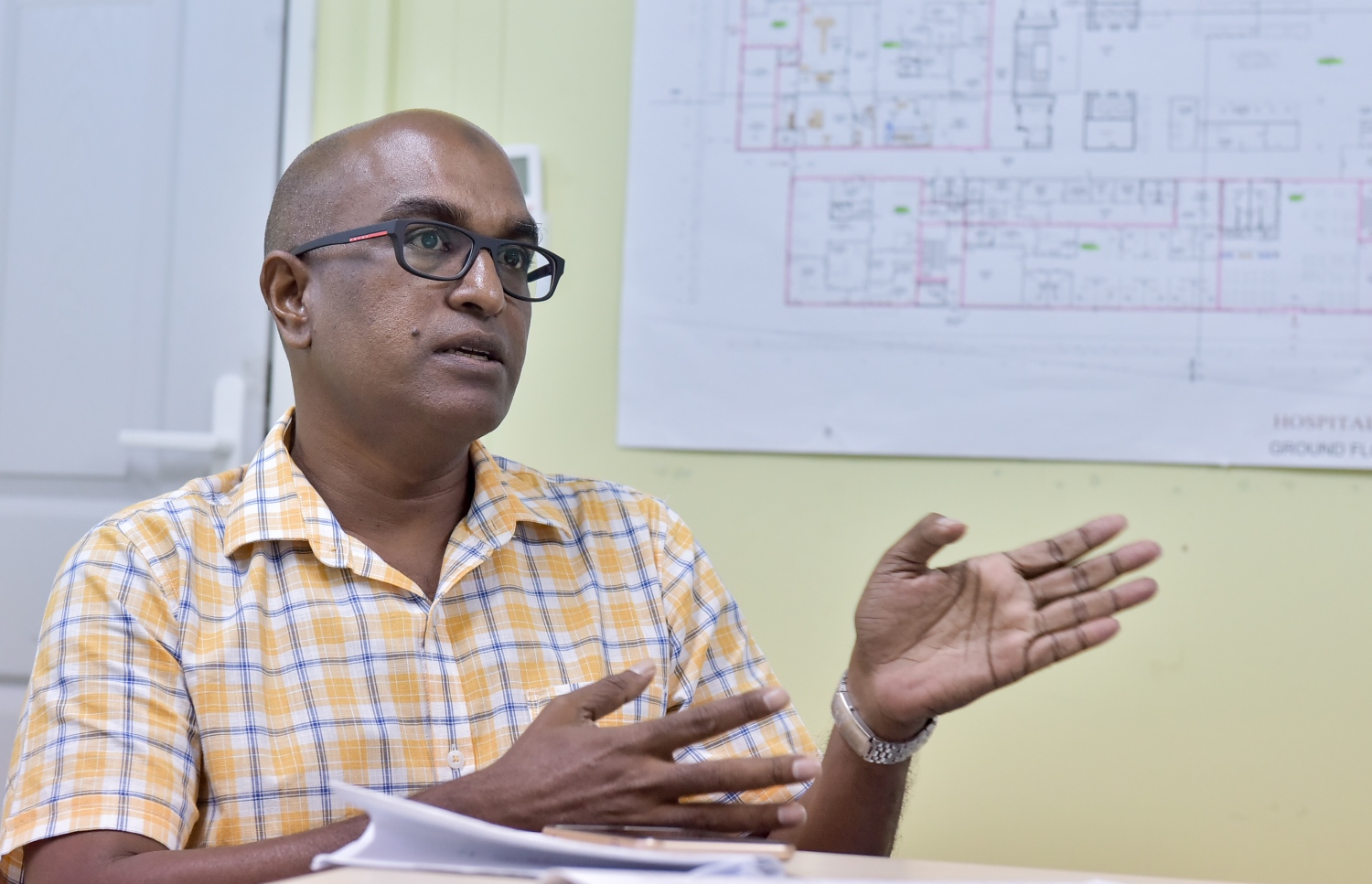 ހުޅުމާލެ: އޮގަސްޓް 18، 2016: ހުޅުމާލޭގައި ޓްރީ ޓޮޕް އިސްވެސްޓްމެންޓުން ހަދަމުންދާ 159 އެނދުގެ ހޮސްޕިޓަލްގެ މަސައްކަތް ކުރިއަށްދާގޮތް އެތަނުގެ ސީނިއާ ޕްރޮޖެކްޓް މެނޭޖަރު މަހުޖޫބު ސުޖާއު ނޫސްވެރިންނަށް ހިއްސާކުރަނީ.-- ފޮޓޯ: ނިޝާން އަލީ