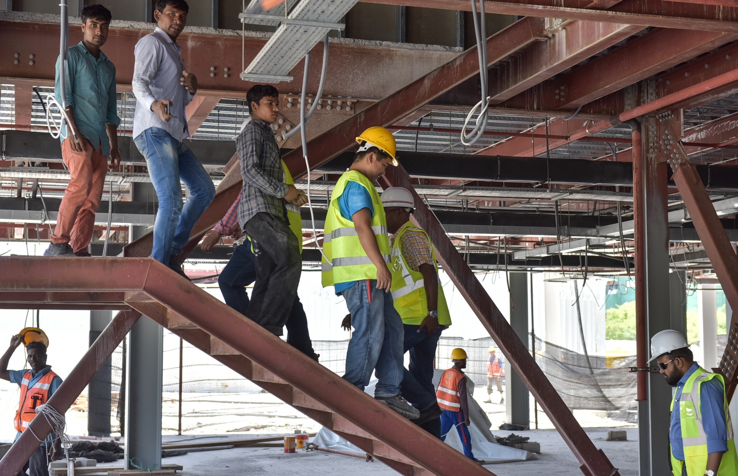 ހުޅުމާލެ: އޮގަސްޓް 18، 2016: ހުޅުމާލޭގައި ޓްރީ ޓޮޕް އިސްވެސްޓްމެންޓުން ހަދަމުންދާ 159 އެނދުގެ ހޮސްޕިޓަލްގެ މަސައްކަތް ކުރިއަށްދާގޮތް ނޫސްވެރިންނަށް ދައްކާލަނީ.-- ފޮޓޯ: ނިޝާން އަލީ