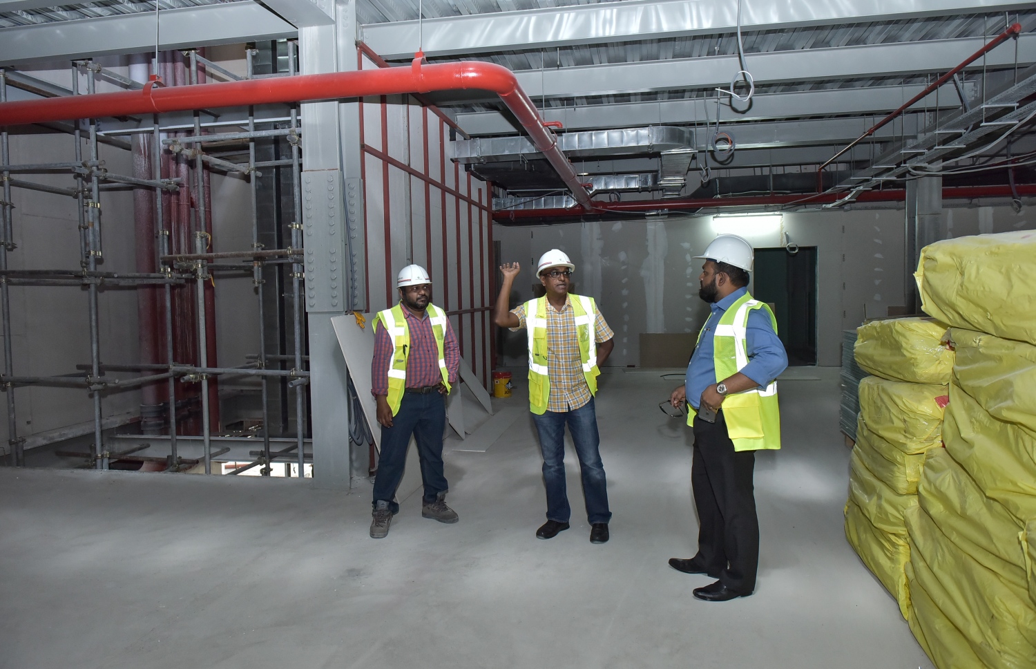 ހުޅުމާލެ: އޮގަސްޓް 18، 2016: ހުޅުމާލޭގައި ޓްރީ ޓޮޕް އިސްވެސްޓްމެންޓުން ހަދަމުންދާ 159 އެނދުގެ ހޮސްޕިޓަލްގެ މަސައްކަތް ކުރިއަށްދާގޮތް ނޫސްވެރިންނަށް ދައްކާލަނީ.-- ފޮޓޯ: ނިޝާން އަލީ