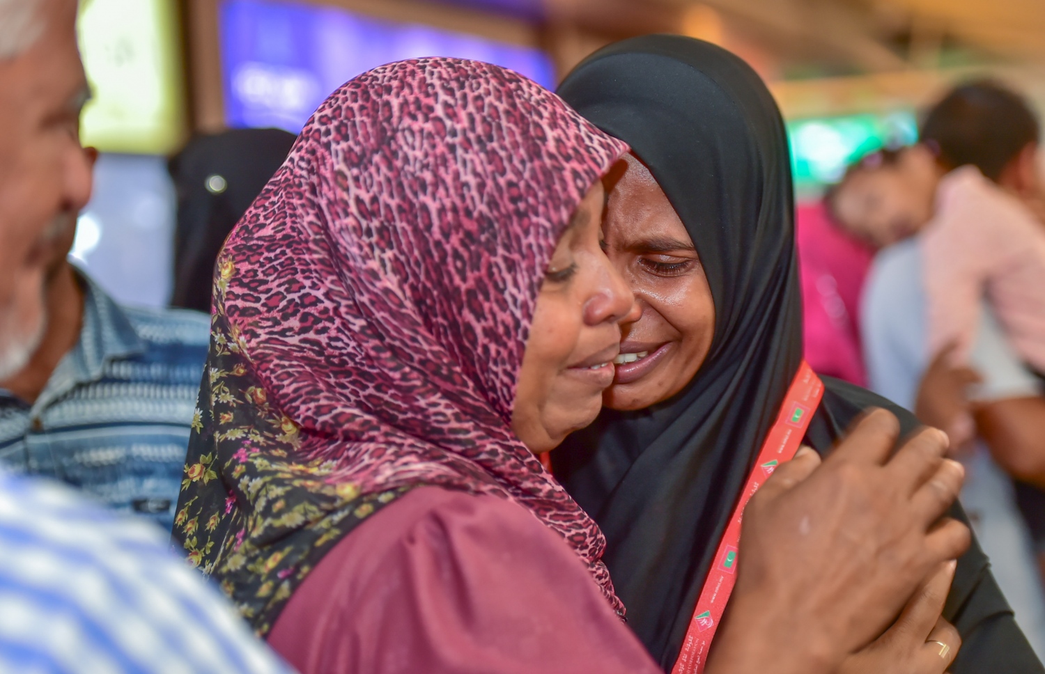 ހުޅުލެ: އޮގަސްޓް 18، 2016: މި އަހަރުގެ ހައްޖުގެ އަޅުކަން އަދާކުރުމަށް ސައުދީ އަރަބިއްޔާ އަށް ދާ މީހަކު ފުރައިގެން ދާތީ، އާއިލާގެ އެހެން މީހަކު އެކަމާ ހިތާމަކޮށް ފަހުގެ ސަލާމް ކުރަނީ: މި އަހަރުގެ ހައްޖުގެ އަޅުކަމަށް ހައްޖު ކޯޕަރޭޝަނާއި އަމިއްލަ ފަސް ކުންފުންޏަކުން 2،000 މީހުން ދާނެ.---ފޮޓޯ: މުހައްމަދު ޝަރުހާން/ މިހާރު