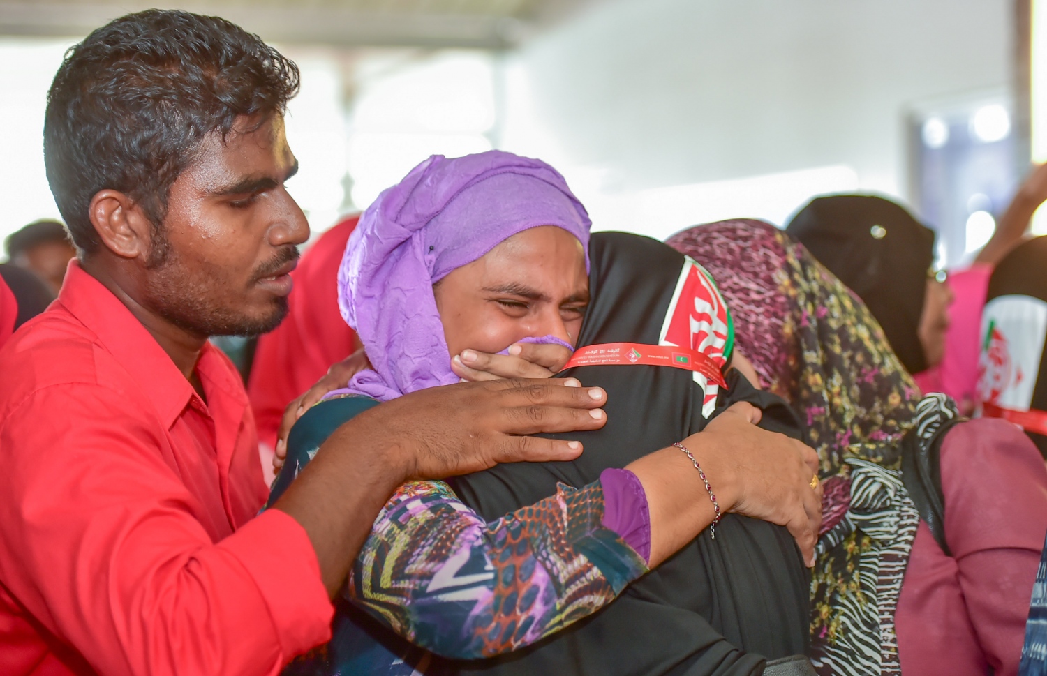 ހުޅުލެ: އޮގަސްޓް 18، 2016: މި އަހަރުގެ ހައްޖުގެ އަޅުކަން އަދާކުރުމަށް ސައުދީ އަރަބިއްޔާ އަށް ދާ މީހަކު ފުރައިގެންދާތީ، އާއިލާގެ ބަޔަކު ހިތާމަކުރަނީ: މި އަހަރުގެ ހައްޖުގެ އަޅުކަމަށް ހައްޖު ކޯޕަރޭޝަނާއި އަމިއްލަ ފަސް ކުންފުންޏަކުން 2،000 މީހުން ދާނެ.---ފޮޓޯ: މުހައްމަދު ޝަރުހާން/ މިހާރު