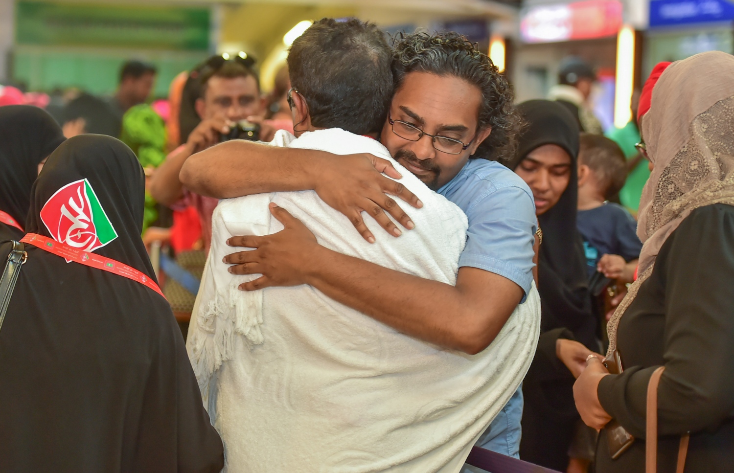 ހުޅުލެ: އޮގަސްޓް 18، 2016: މި އަހަރުގެ ހައްޖުގެ އަޅުކަން އަދާކުރުމަށް ސައުދީ އަރަބިއްޔާ އަށް ދާ މީހަކު އޭނާގެ އާއިލާގެ މީހަކާ ސަލާމް ކުރަނީ: މި އަހަރުގެ ހައްޖުގެ އަޅުކަމަށް ހައްޖު ކޯޕަރޭޝަނާއި އަމިއްލަ ފަސް ކުންފުންޏަކުން 2،000 މީހުން ދާނެ.---ފޮޓޯ: މުހައްމަދު ޝަރުހާން/ މިހާރު