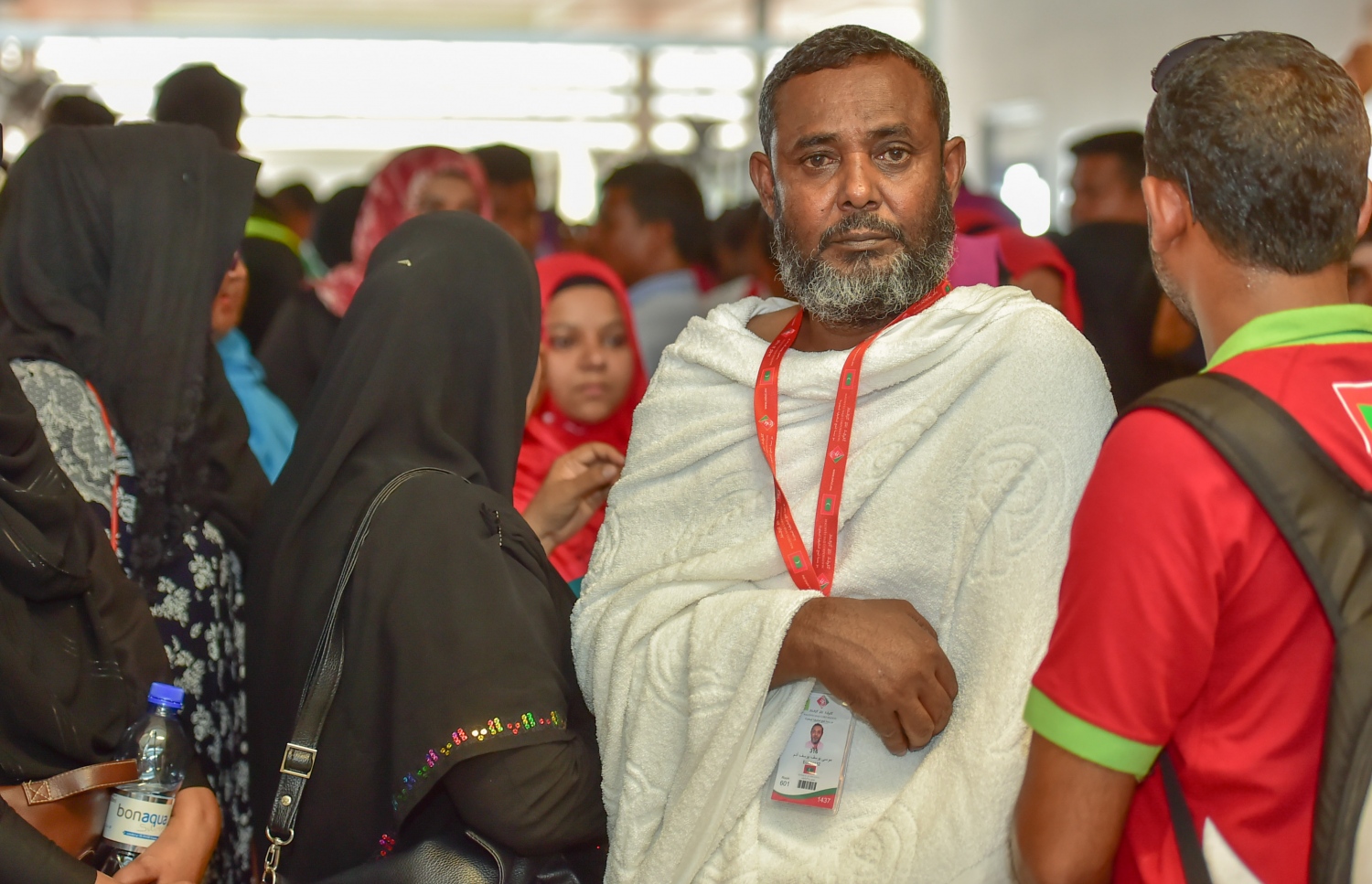 ހުޅުލެ: އޮގަސްޓް 18، 2016: މި އަހަރުގެ ހައްޖުގެ އަޅުކަން އަދާކުރުމަށް ސައުދީ އަރަބިއްޔާ އަށް ދާ މީހަކު ޑިޕާޗާ ޓާމިނަލްގައި މަޑުކޮށްލައިގެން: މި އަހަރުގެ ހައްޖުގެ އަޅުކަމަށް ހައްޖު ކޯޕަރޭޝަނާއި އަމިއްލަ ފަސް ކުންފުންޏަކުން 2،000 މީހުން ދާނެ.---ފޮޓޯ: މުހައްމަދު ޝަރުހާން/ މިހާރު