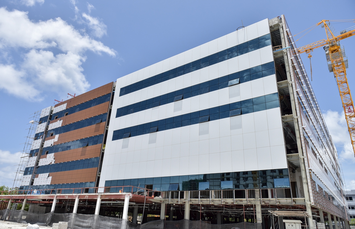 ހުޅުމާލެ: އޮގަސްޓް 18، 2016: ހުޅުމާލޭގައި ޓްރީ ޓޮޕް އިސްވެސްޓްމެންޓުން ހަދަމުންދާ 159 އެނދުގެ ހޮސްޕިޓަލްގެ މަސައްކަތް ކުރިއަށްދާގޮތް ނޫސްވެރިންނަށް ދައްކާލަނީ.-- ފޮޓޯ: ނިޝާން އަލީ