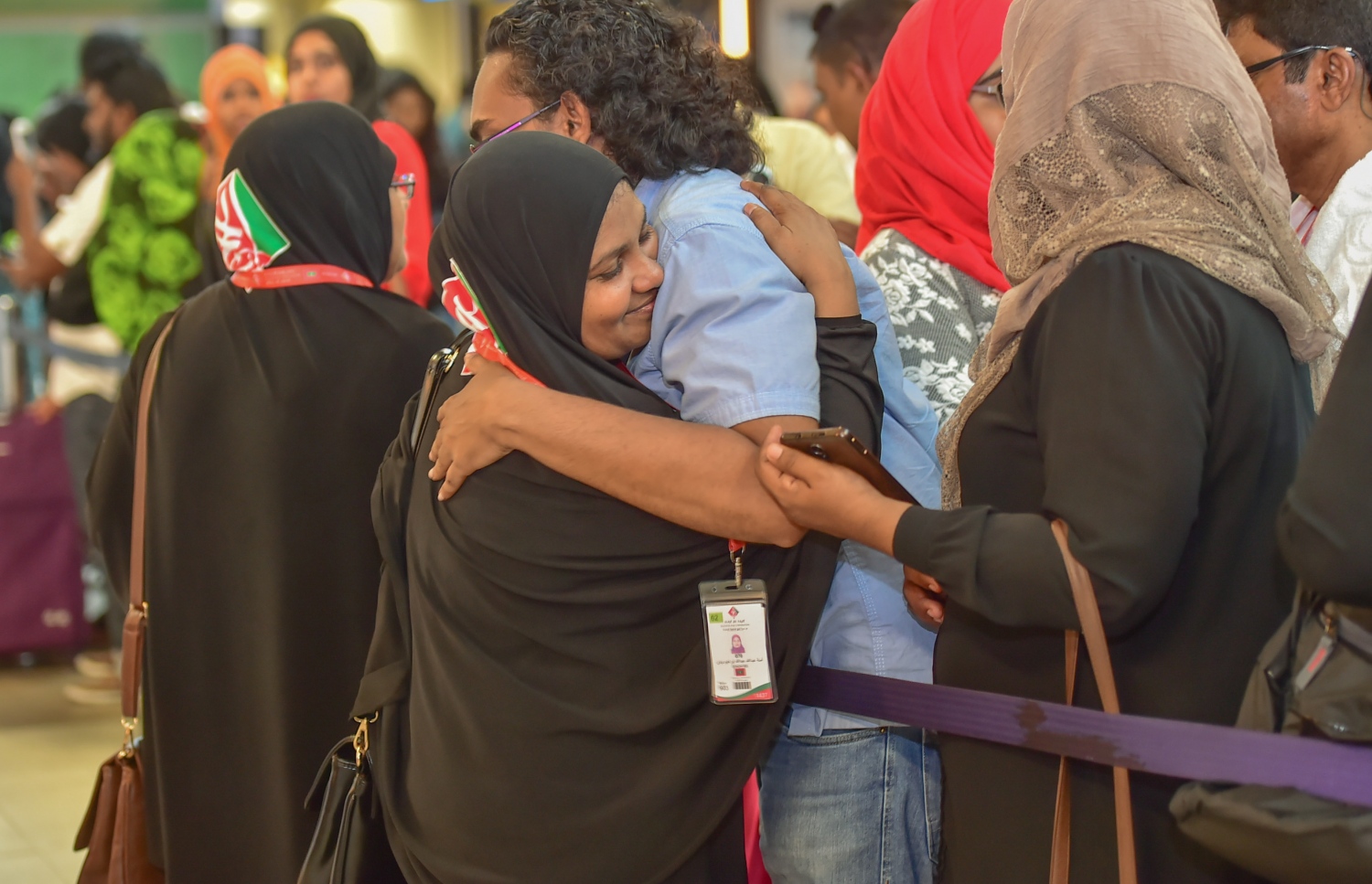 ހުޅުލެ: އޮގަސްޓް 18، 2016: މި އަހަރުގެ ހައްޖުގެ އަޅުކަން އަދާކުރުމަށް ސައުދީ އަރަބިއްޔާ އަށް ދާ މީހަކު އޭނާގެ އާއިލާގެ މީހަކާ ސަލާމް ކުރަނީ: މި އަހަރުގެ ހައްޖުގެ އަޅުކަމަށް ހައްޖު ކޯޕަރޭޝަނާއި އަމިއްލަ ފަސް ކުންފުންޏަކުން 2،000 މީހުން ދާނެ.---ފޮޓޯ: މުހައްމަދު ޝަރުހާން/ މިހާރު