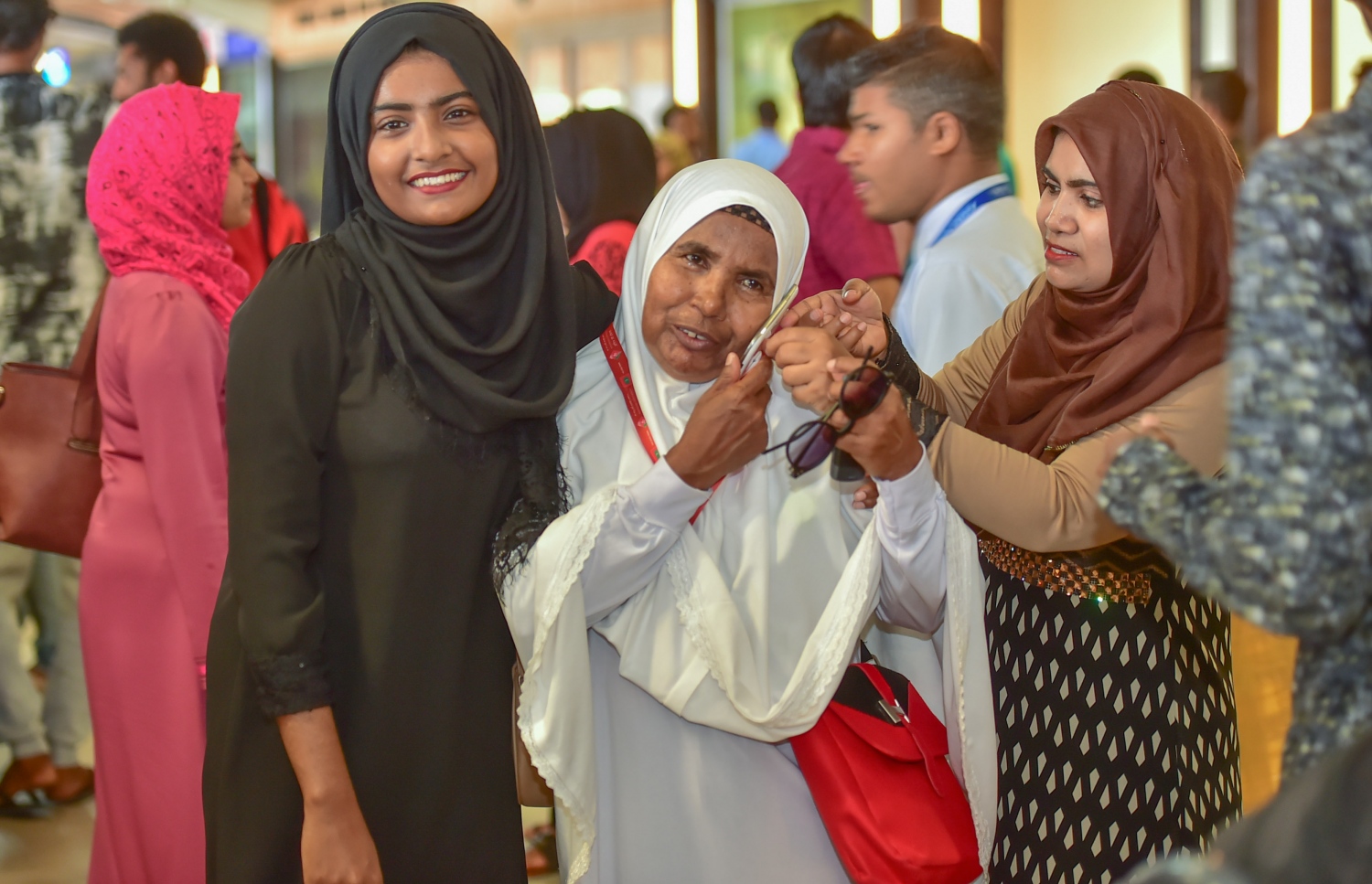 ހުޅުލެ: އޮގަސްޓް 18، 2016: މި އަހަރުގެ ހައްޖުގެ އަޅުކަން އަދާކުރުމަށް ސައުދީ އަރަބިއްޔާ އަށް ދާ މީހަކު އޭނާގެ އާއިލާގެ މީހަކާ މޮބައިލް ފޯނުން ވާހަކަ ދައްކަނީ: މި އަހަރުގެ ހައްޖުގެ އަޅުކަމަށް ހައްޖު ކޯޕަރޭޝަނާއި އަމިއްލަ ފަސް ކުންފުންޏަކުން 2،000 މީހުން ދާނެ.---ފޮޓޯ: މުހައްމަދު ޝަރުހާން/ މިހާރު