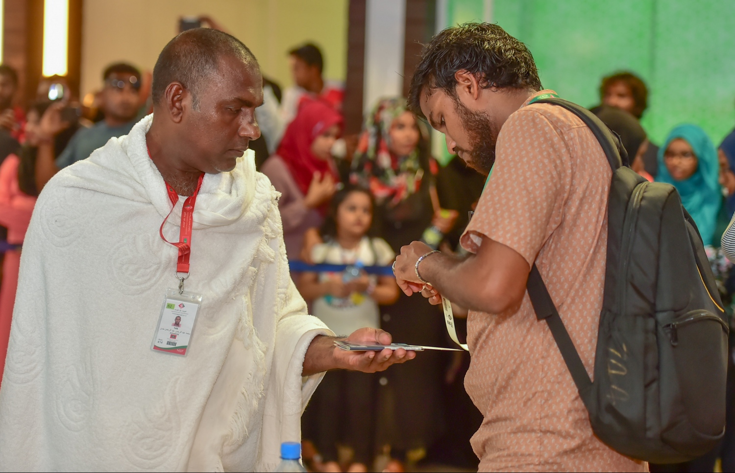 ހުޅުލެ: އޮގަސްޓް 18، 2016: މި އަހަރުގެ ހައްޖުގެ އަޅުކަން އަދާކުރުމަށް ސައުދީ އަރަބިއްޔާ އަށް ދާ މީހަކު ޑިޕާޗާ ޓާމިނަލްގައި: މި އަހަރުގެ ހައްޖުގެ އަޅުކަމަށް ހައްޖު ކޯޕަރޭޝަނާއި އަމިއްލަ ފަސް ކުންފުންޏަކުން 2،000 މީހުން ދާނެ.---ފޮޓޯ: މުހައްމަދު ޝަރުހާން/ މިހާރު