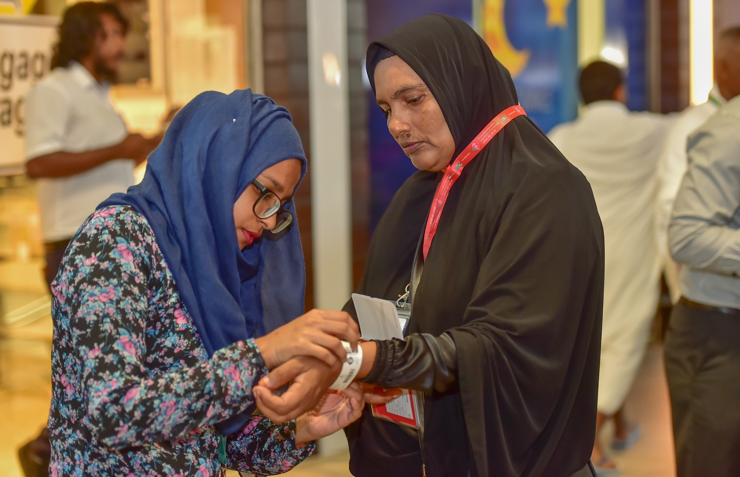 ހުޅުލެ: އޮގަސްޓް 18، 2016: މި އަހަރުގެ ހައްޖުގެ އަޅުކަން އަދާކުރުމަށް ސައުދީ އަރަބިއްޔާ އަށް ދާ މީހަކަށް އެހެން މީހަކު އެހީތެރިވަނީ: މި އަހަރުގެ ހައްޖުގެ އަޅުކަމަށް ހައްޖު ކޯޕަރޭޝަނާއި އަމިއްލަ ފަސް ކުންފުންޏަކުން 2،000 މީހުން ދާނެ.---ފޮޓޯ: މުހައްމަދު ޝަރުހާން/ މިހާރު